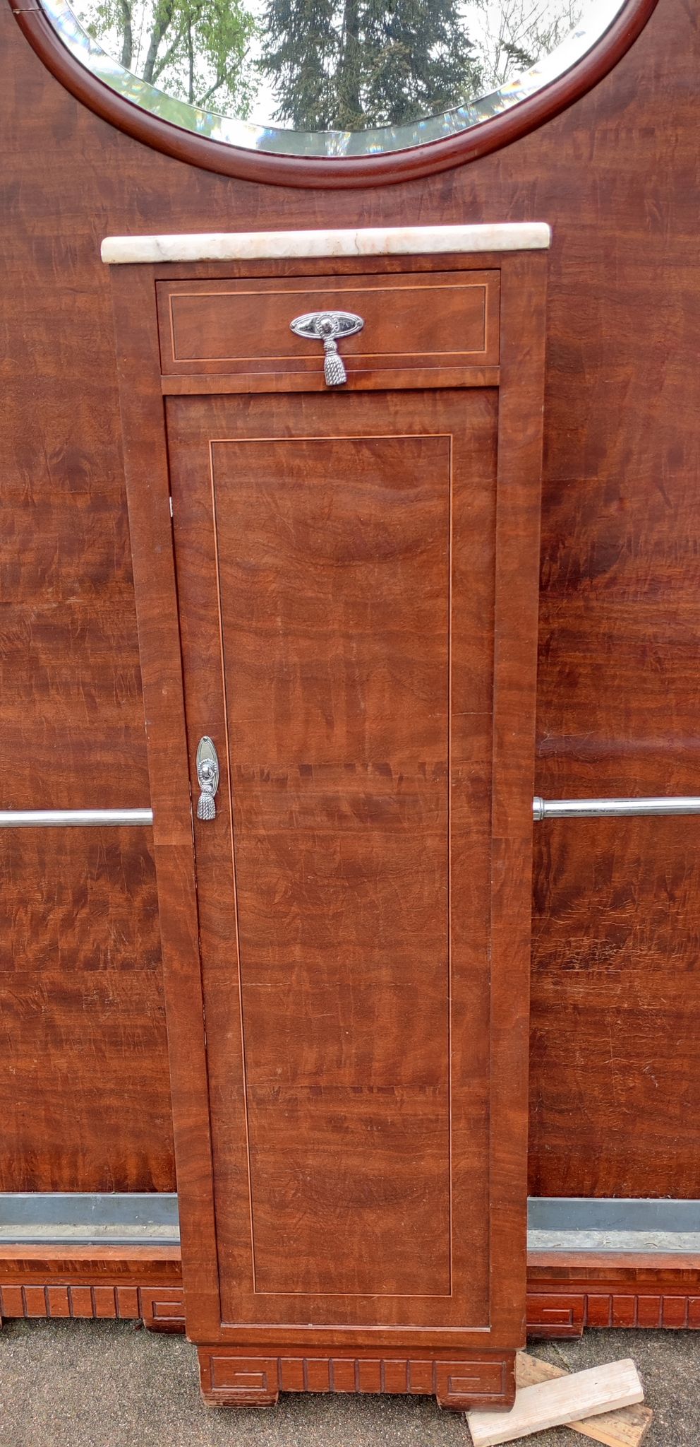 Art deco entrance cloakroom