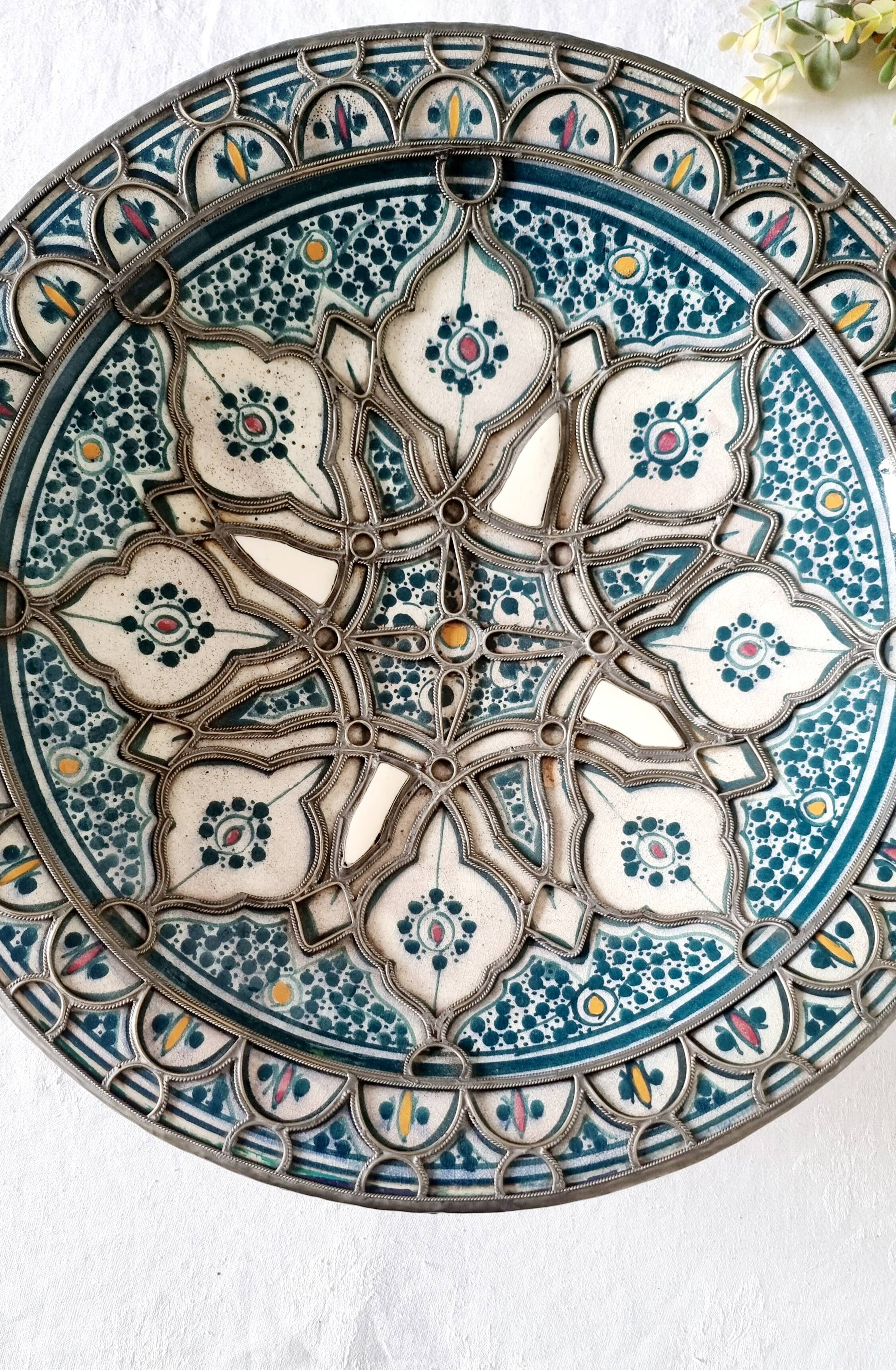 Vintage Moroccan plate in ceramic with filigree of alpaca and bone.