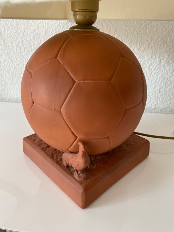 Lampe ballon de football et coq en terre cuite des années 80