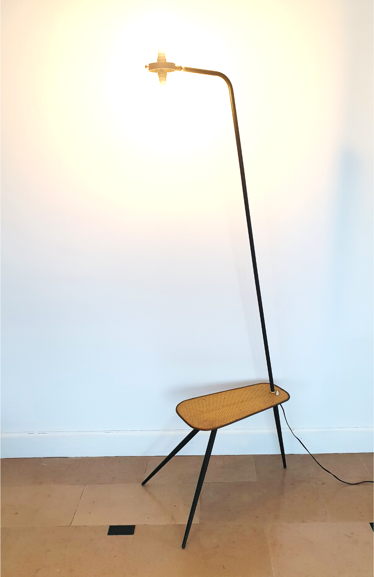 Lampadaire tripode mid-century avec tablette en metal perforé