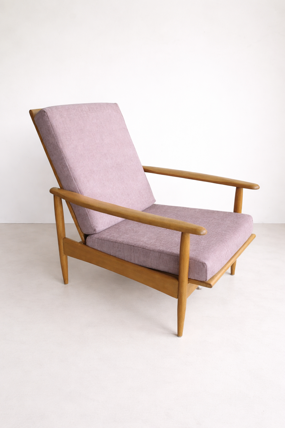 Scandinavian armchair with 3 positions