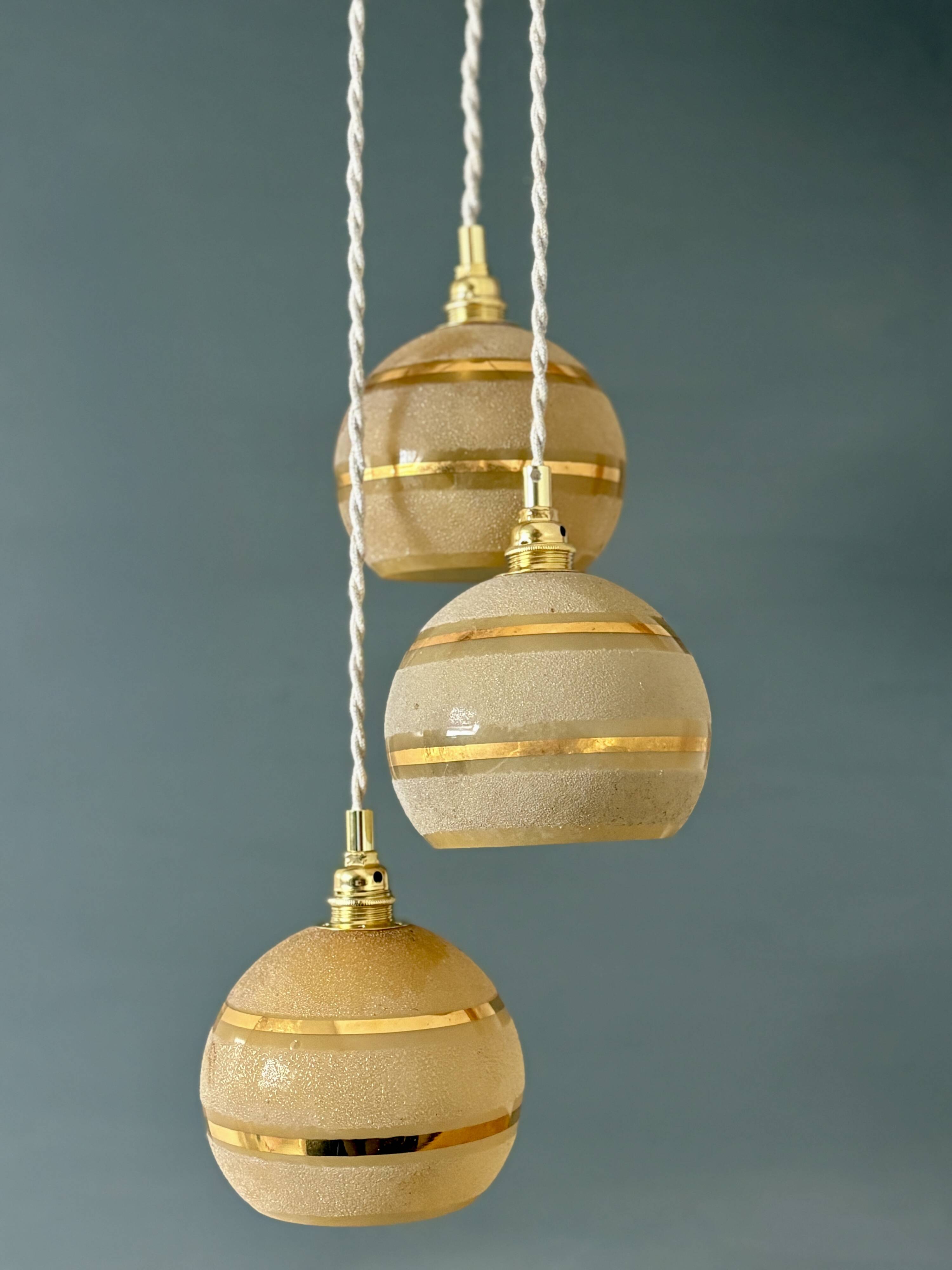 Suspension triple vintage glass globes in frosted yellow and gold.