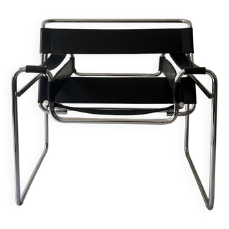 Wassily tubular armchair in chrome and black leather, Marcel Breuel design 1970