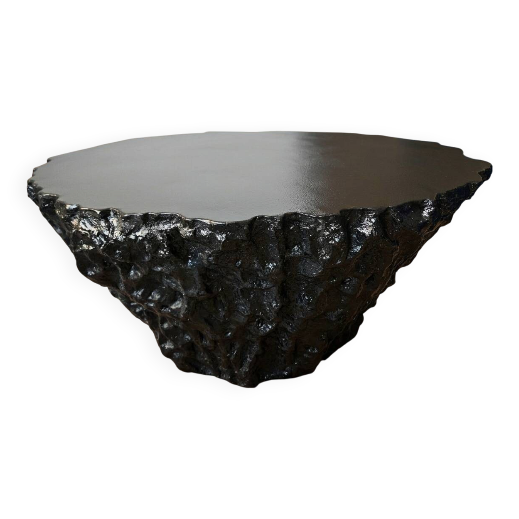 Table basse sculptée brutaliste “Météorite” – pièce unique