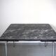 Table en formica marbré noir et blanc