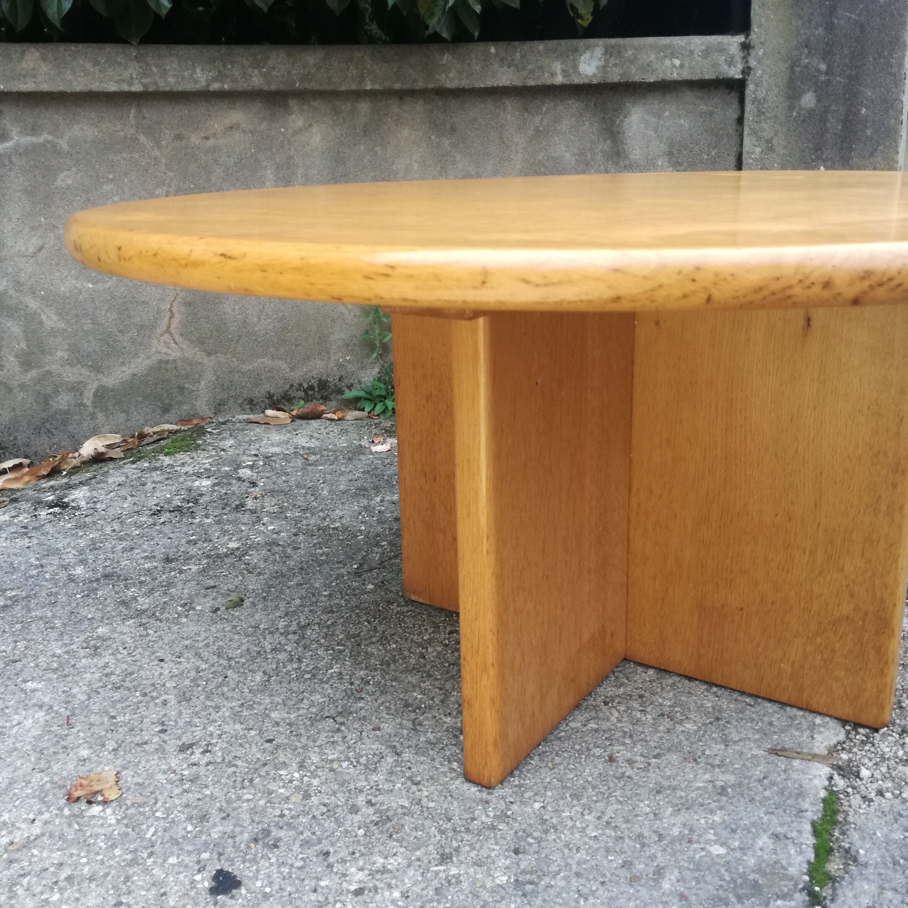 Round coffee table on cross stand- ø95
