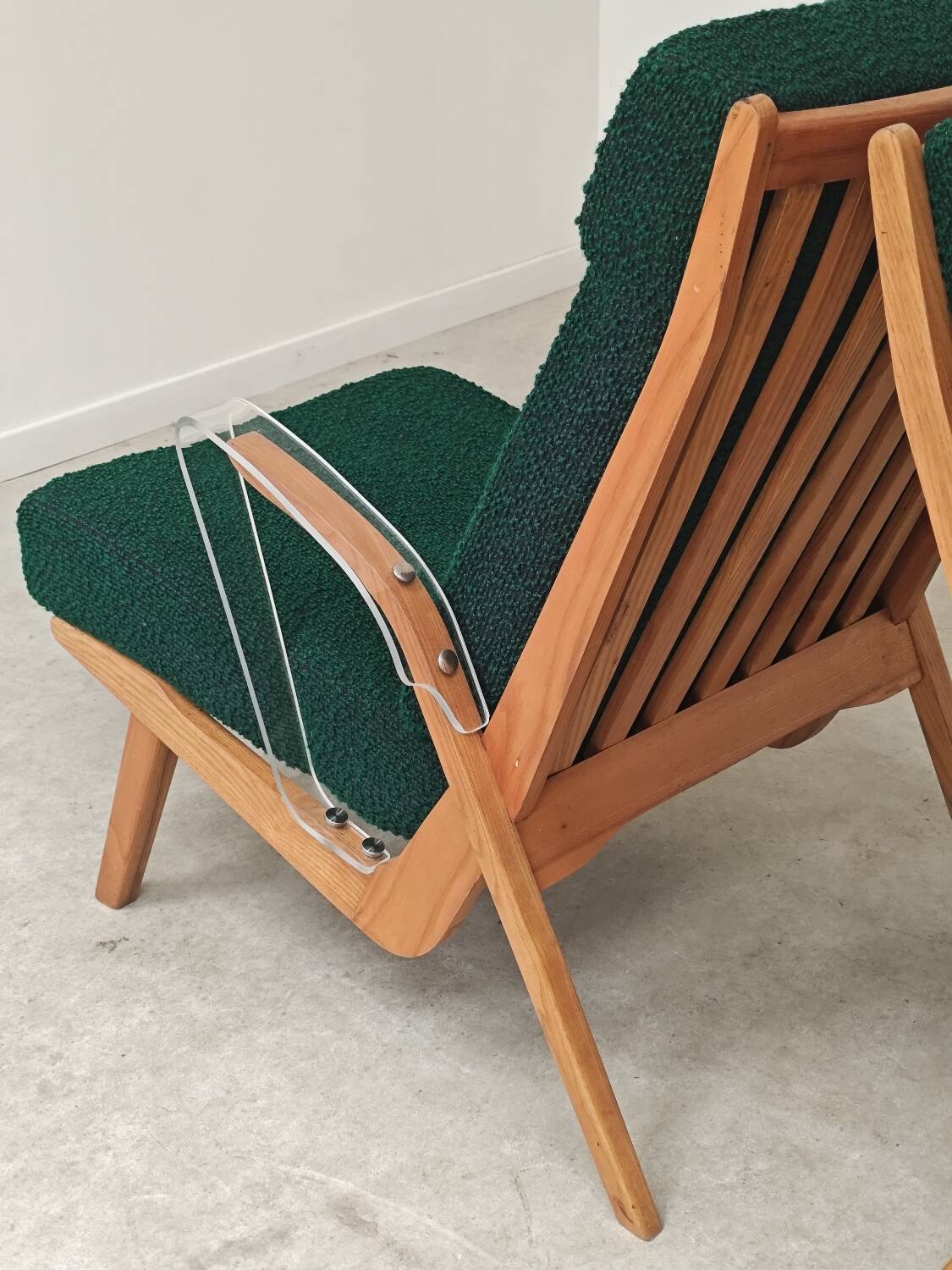 Paire de fauteuils ULUV bois et tissu vert bouclette