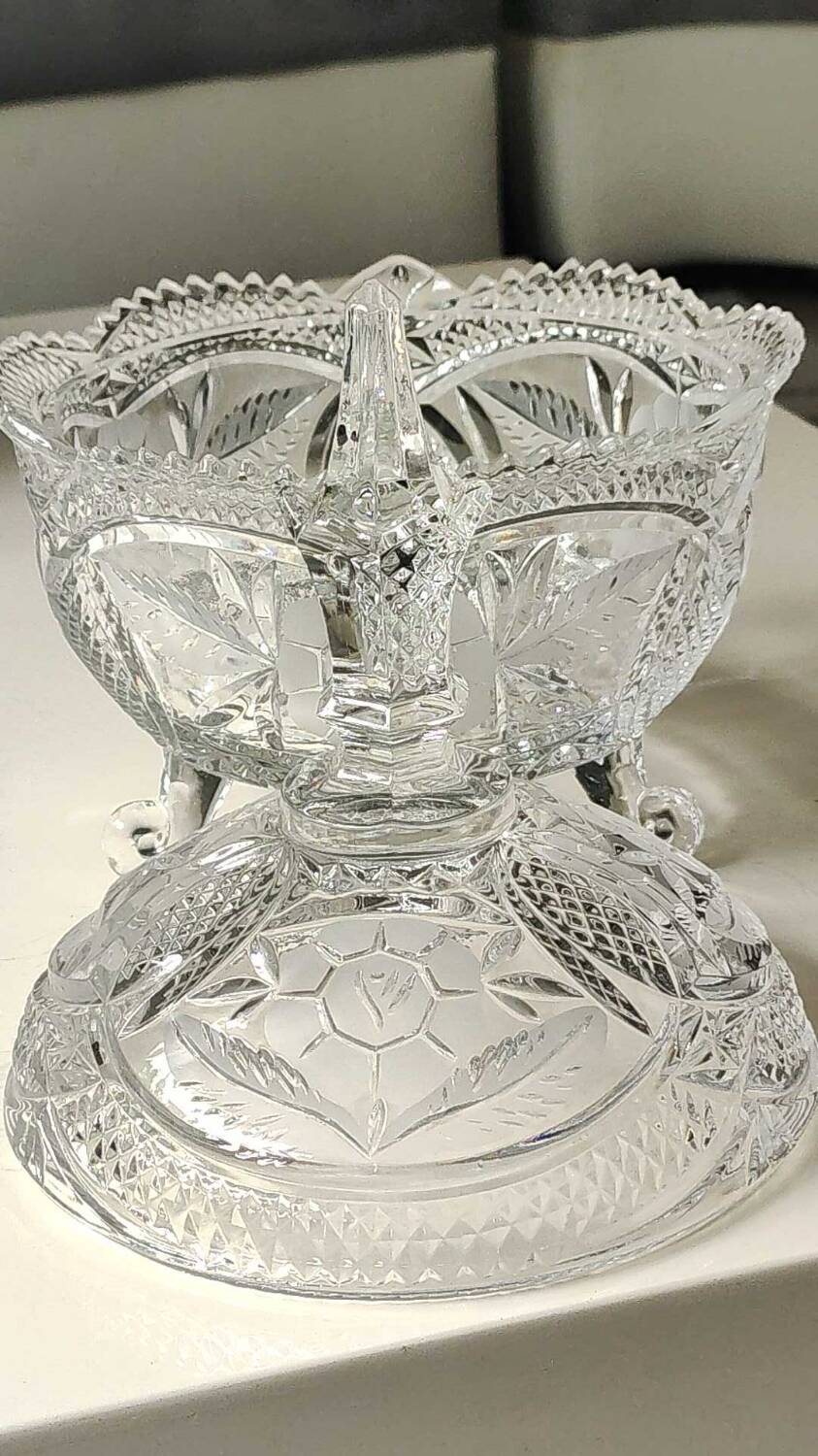 Large Bonbonniere/Drageoir in Bohemian crystal. Frosted floral motifs, diamond tip. Boho chic
