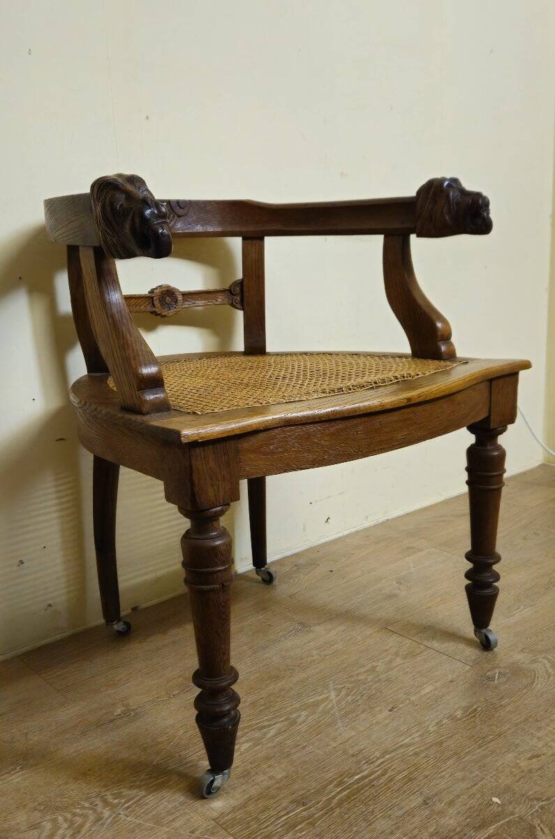 Fauteuil de bureau style Renaissance ancien en bois sculpté et assise cannée