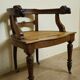 Fauteuil de bureau style Renaissance ancien en bois sculpté et assise cannée