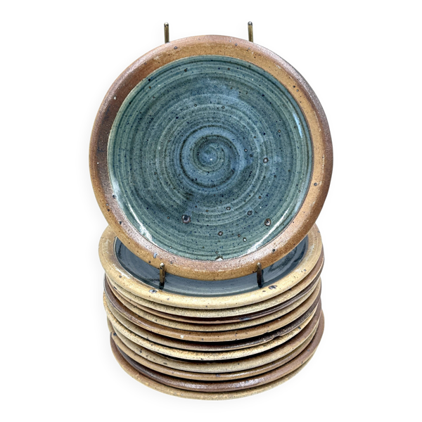 12 assiettes de Piere Digan  la borne