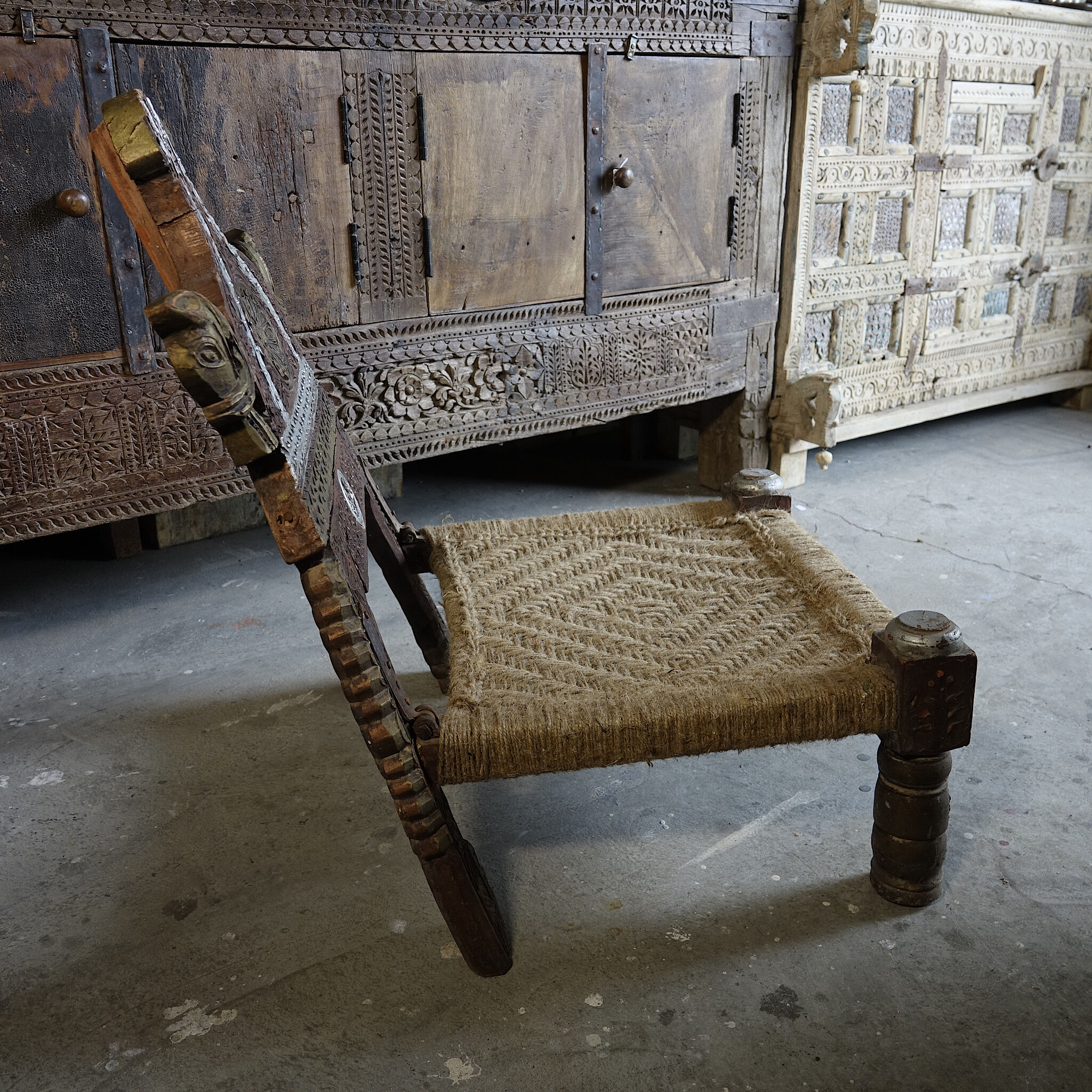 Chaise en bois sculpté et corde