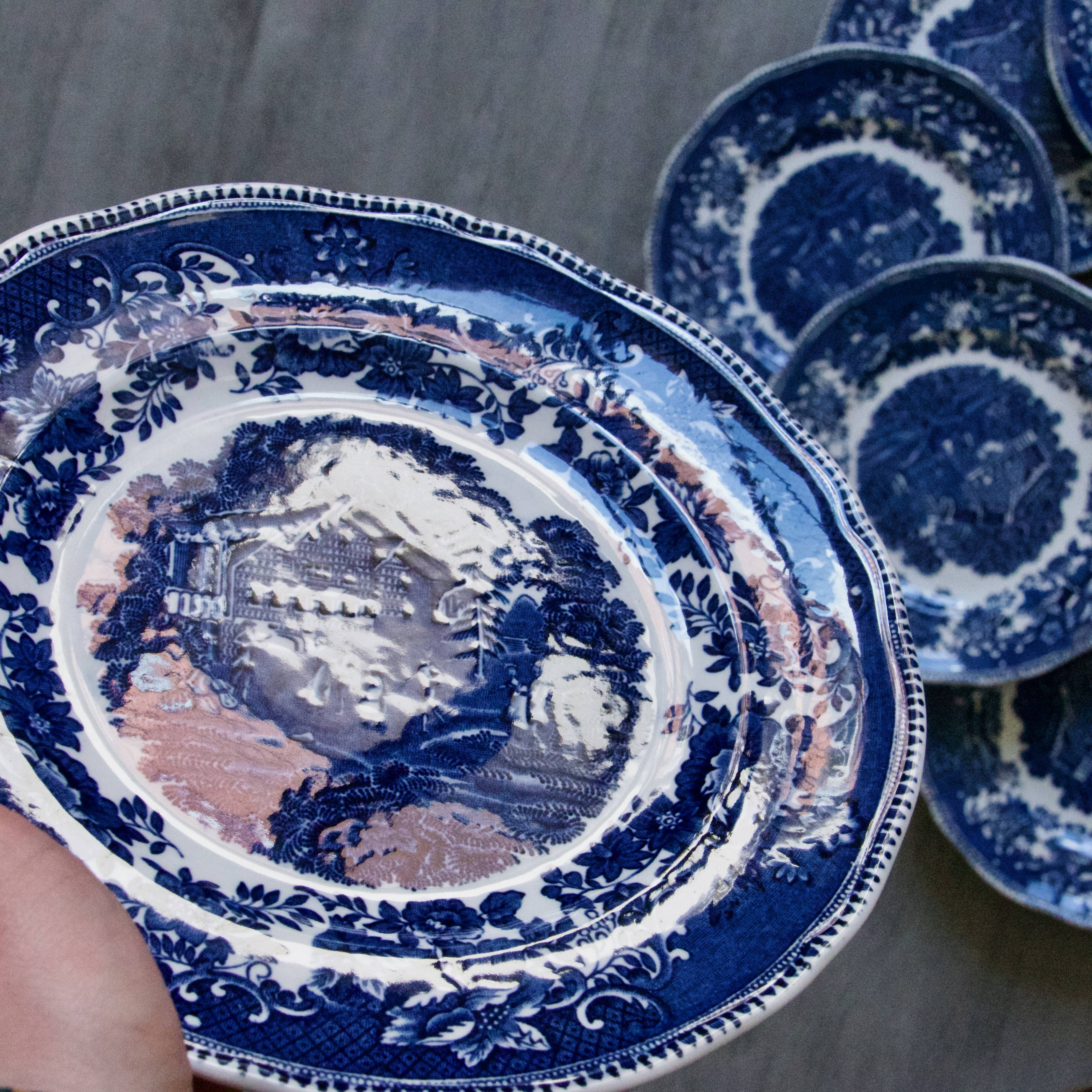 11 assiettes anglaises signées Enoch Wedgwood "Avon Cottage"
