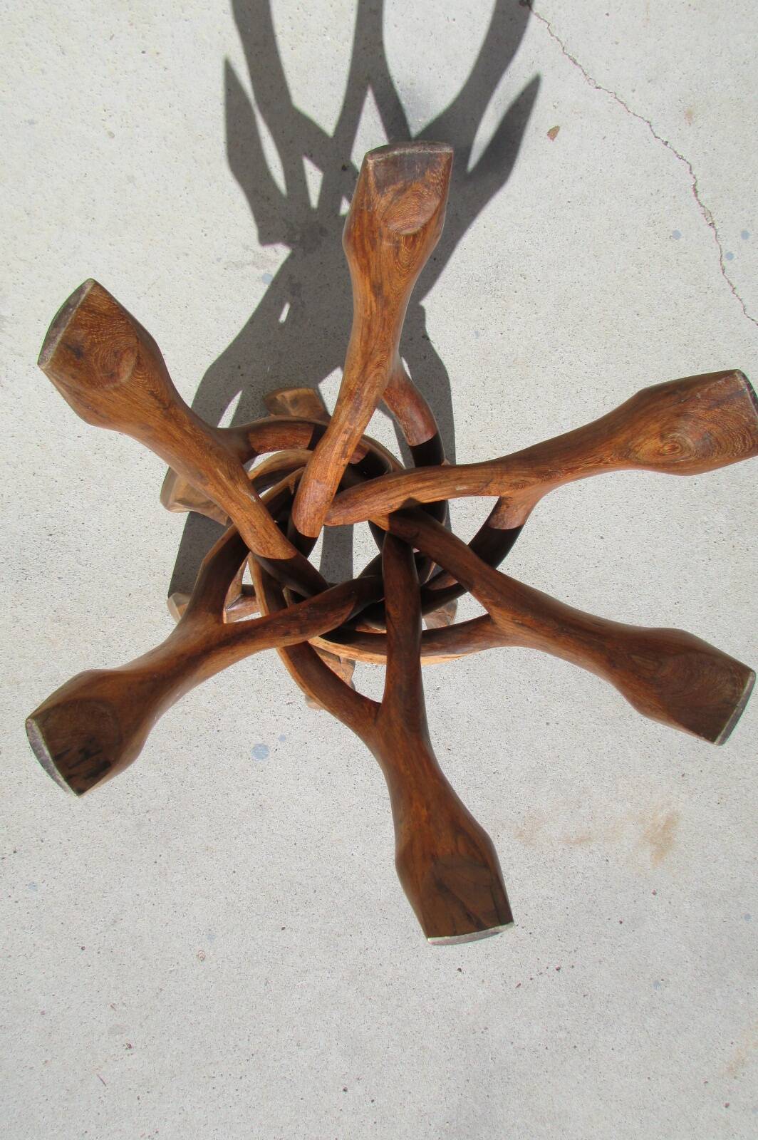 Rare six-branched intertwined pied and glass top.