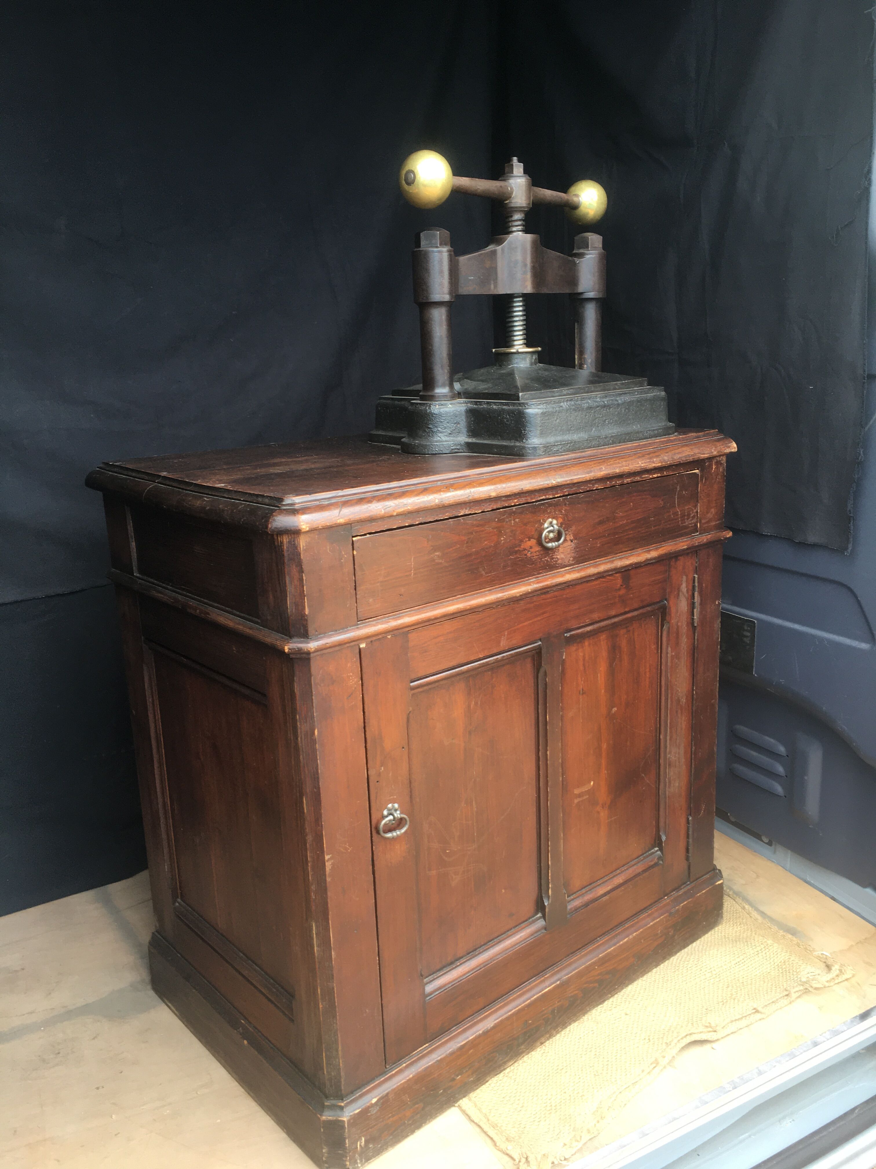 Meuble de métier avec presse d'imprimerie