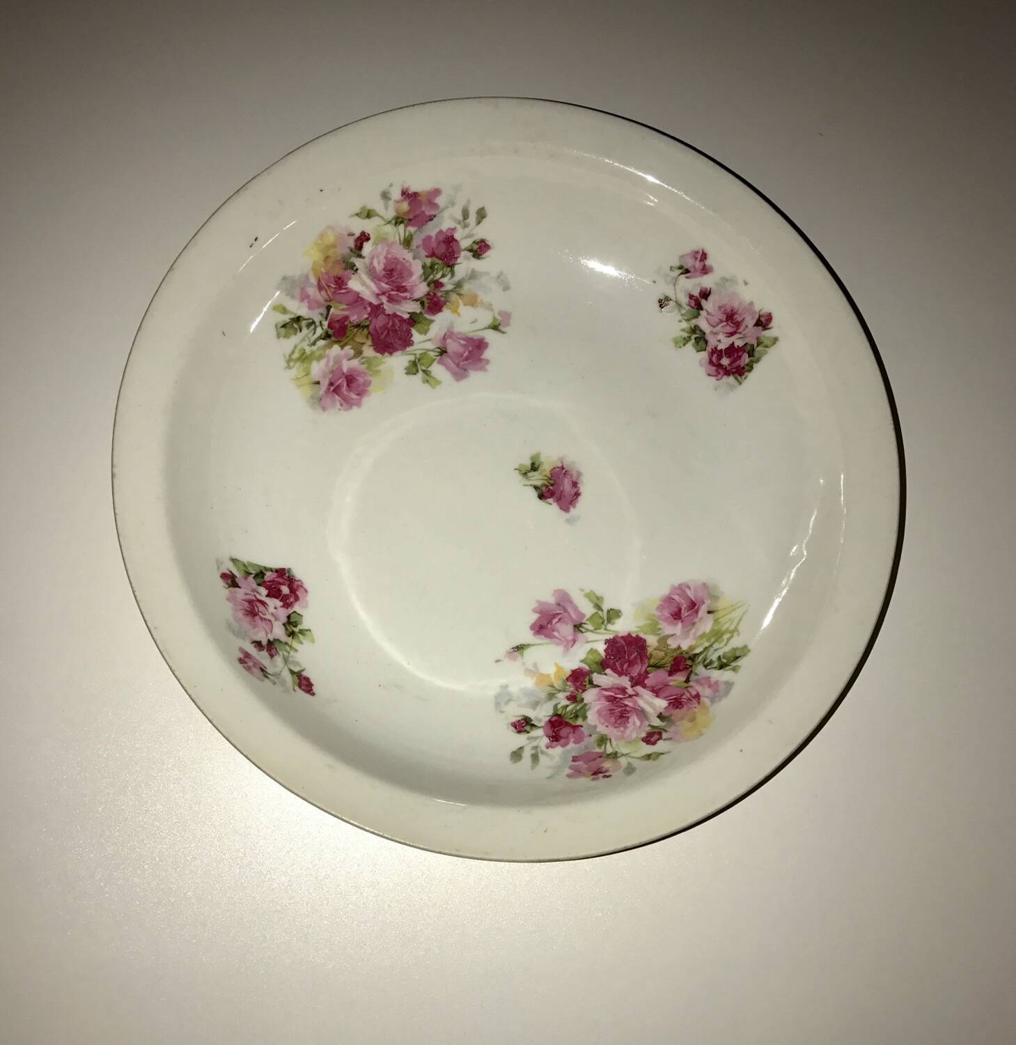Hollow dish in fired porcelain with floral motifs