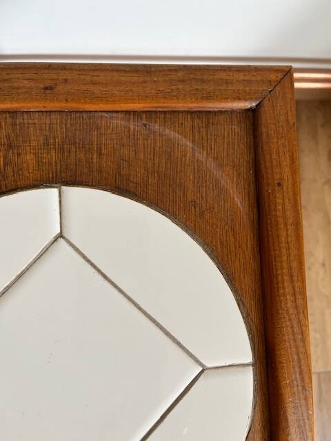 Table basse artisanale et fonctionnelle