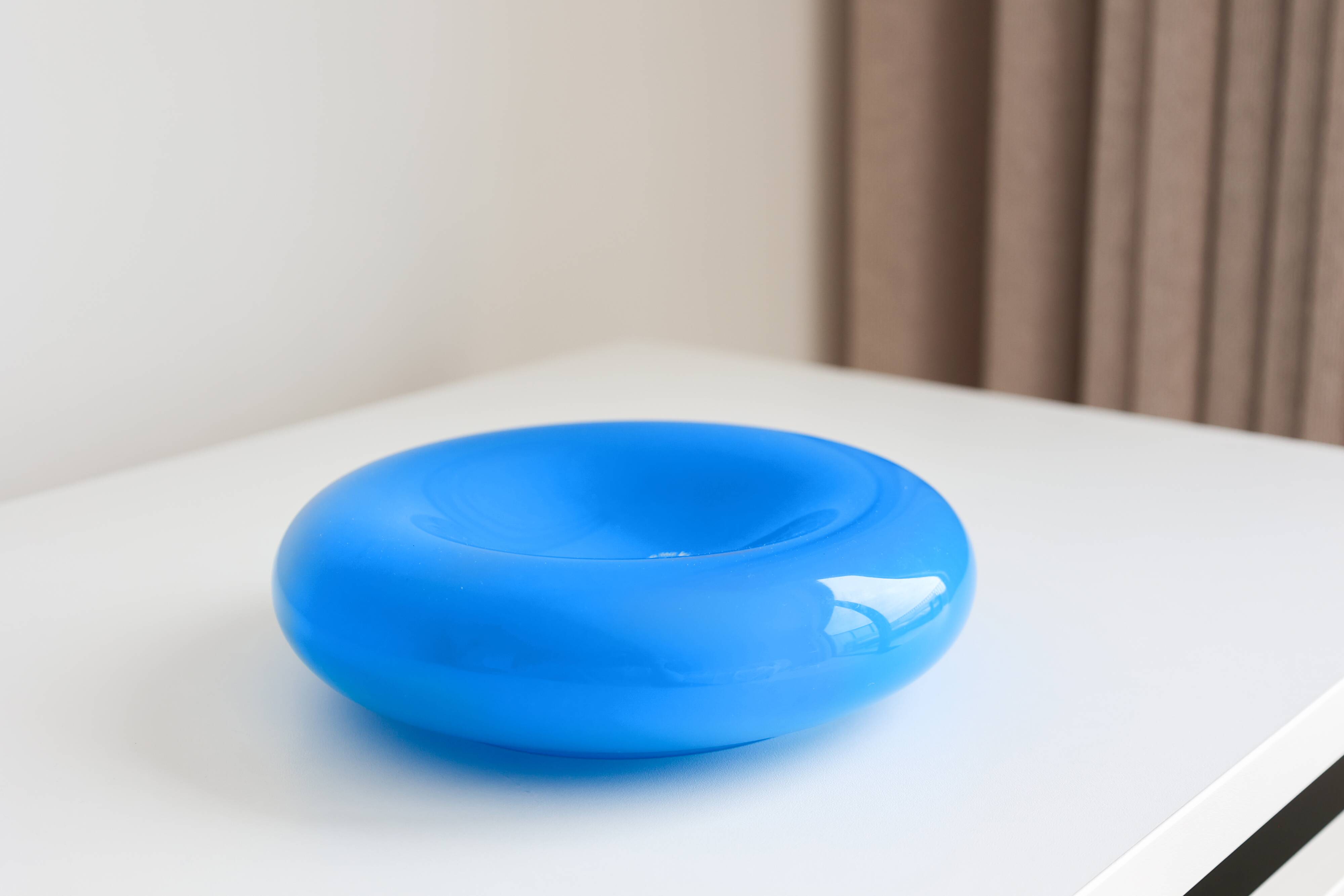 Bol en porcelaine bleue de Murano, par Vincenzo Nason, années 1980, Italie.