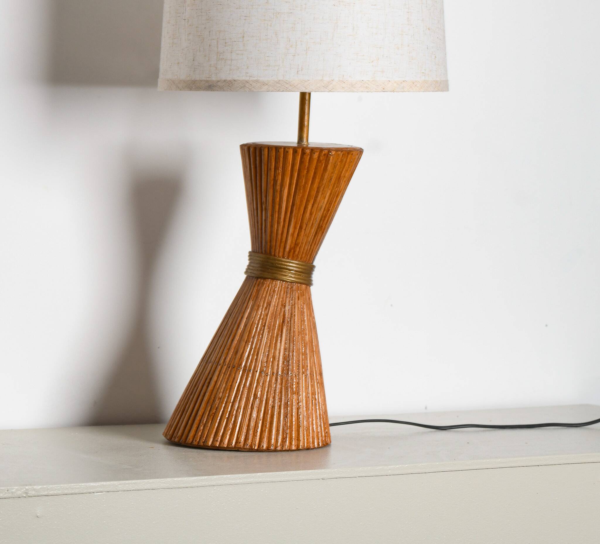 Lampe de table en rotin en forme de sablier
