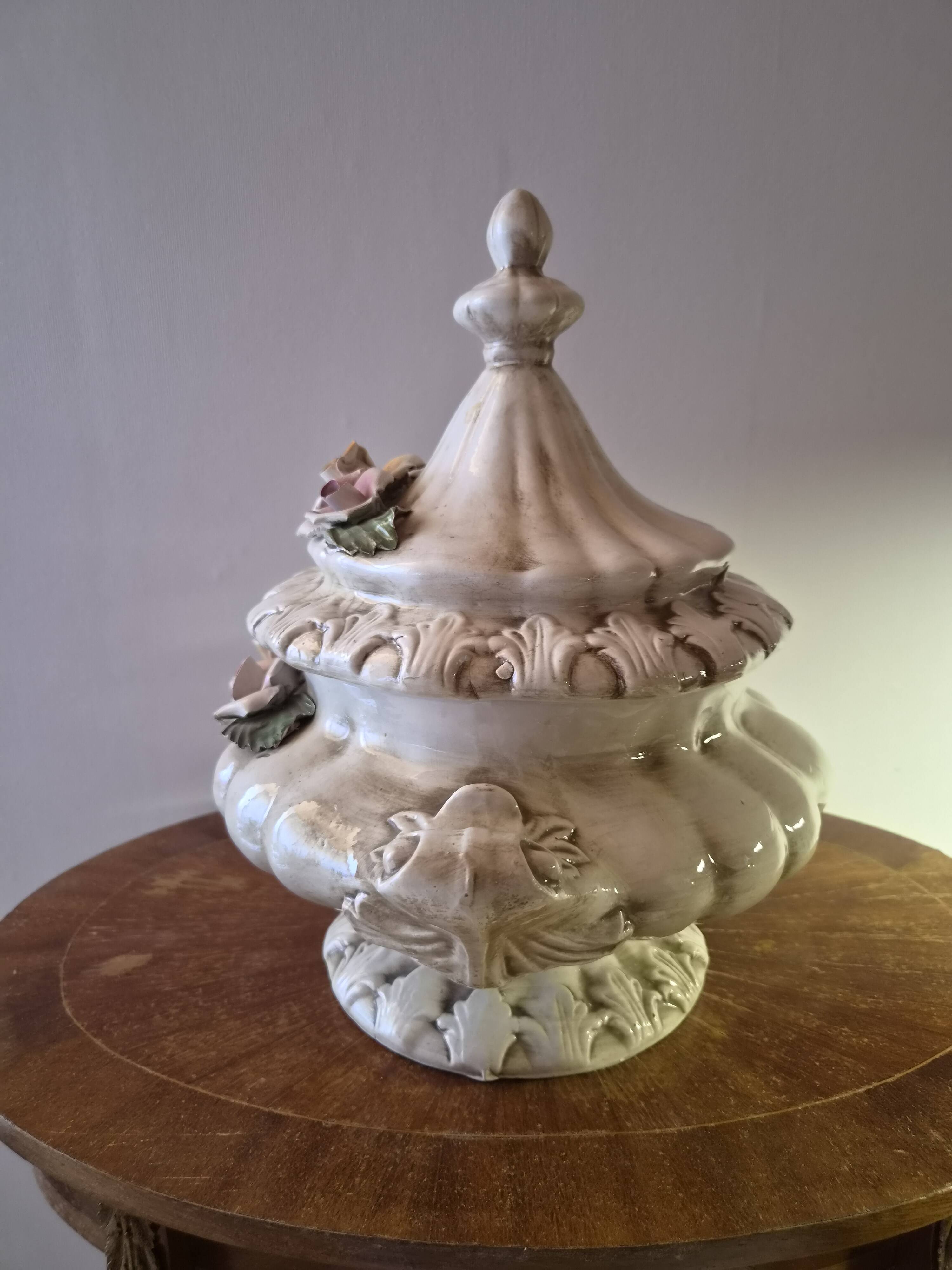 Covered soup tureen in Italian ceramic — Capodimonte style, applied roses.