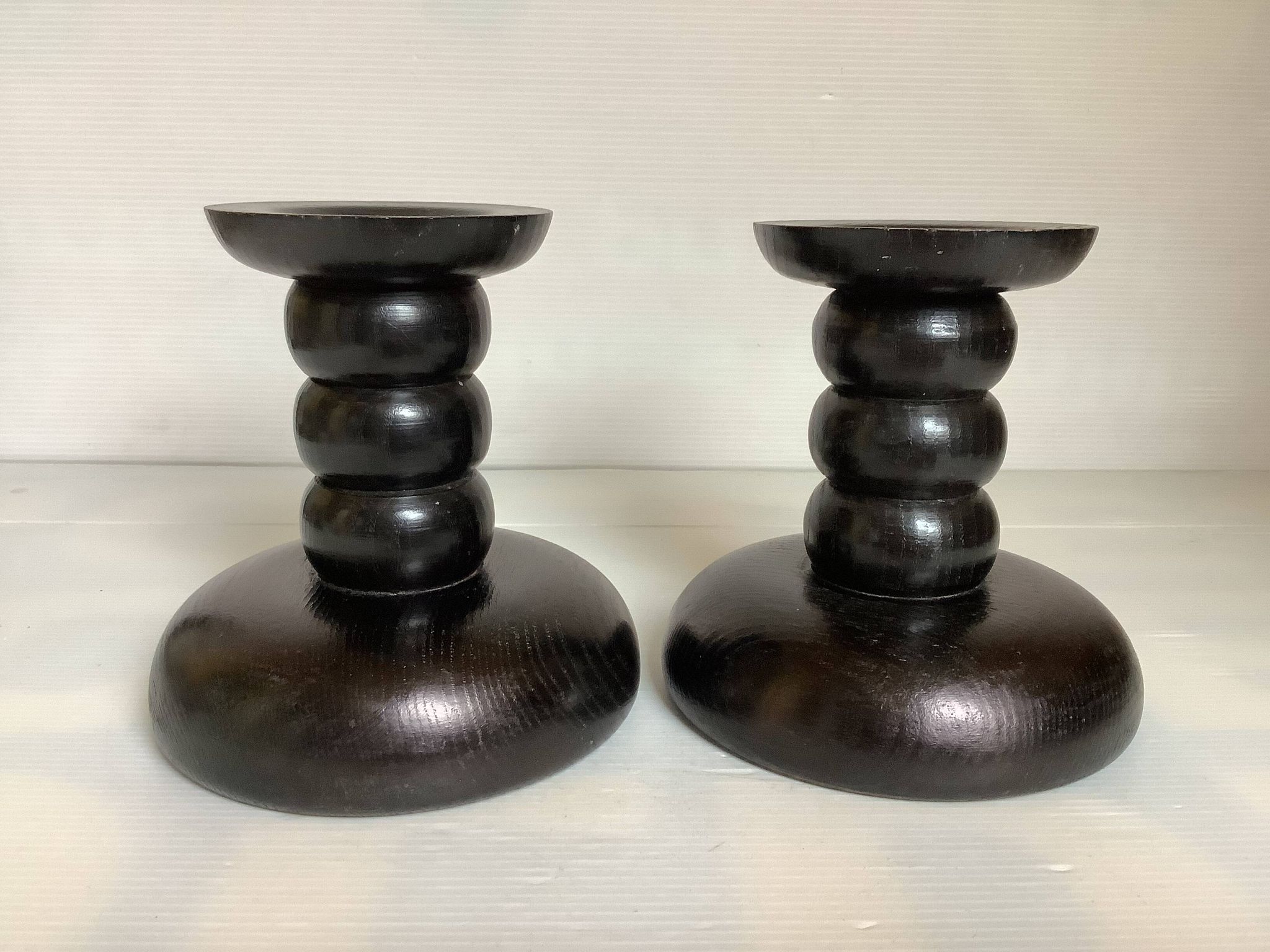 Paire de bougeoirs en bois teinté noir