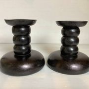 Paire de bougeoirs en bois teinté noir