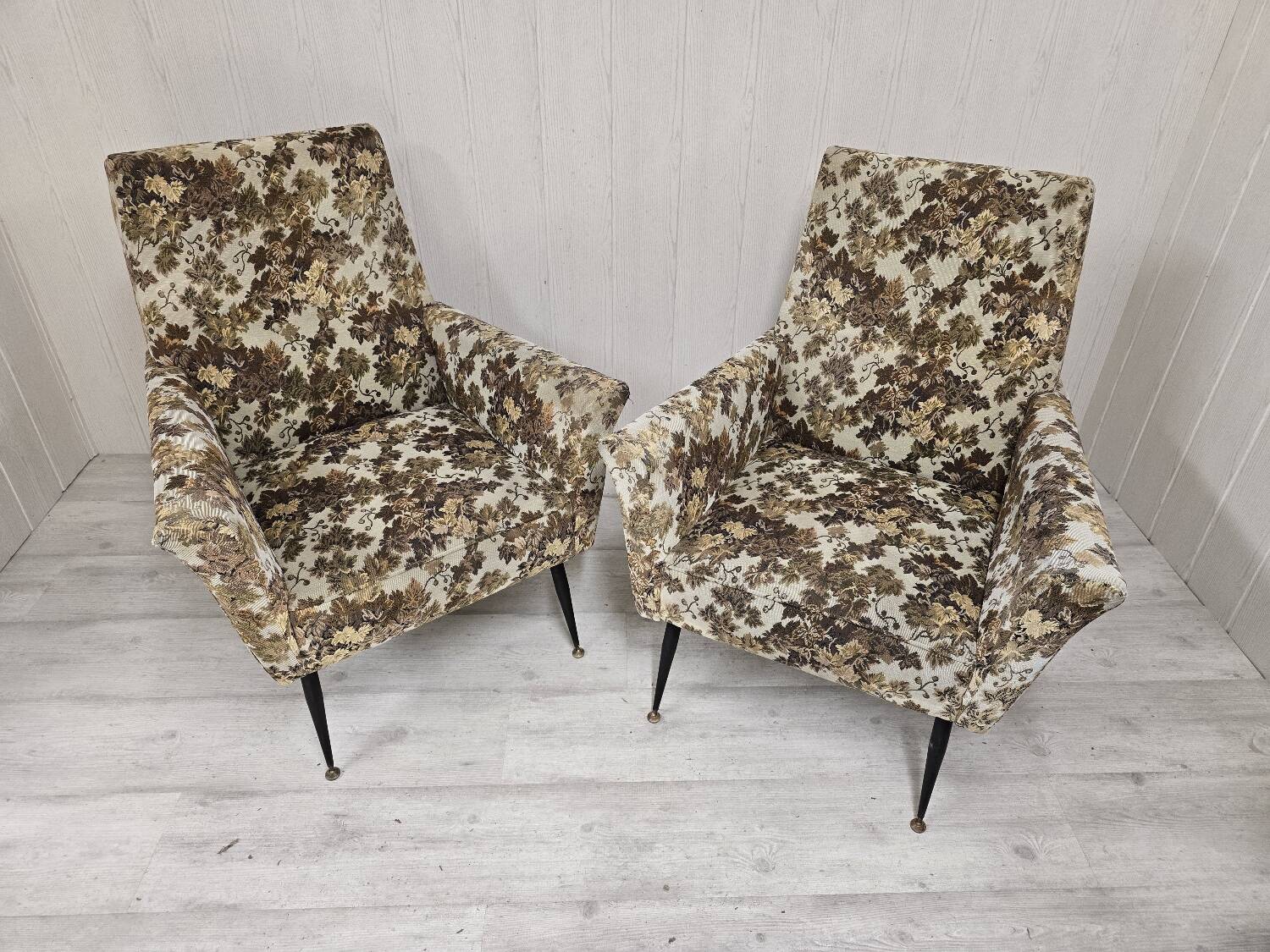 Pair of Mid-Century Design armchairs – jacquard upholstery with tapered legs
