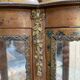 Vitrine galbée de style Louis XVen bois peint et bronze