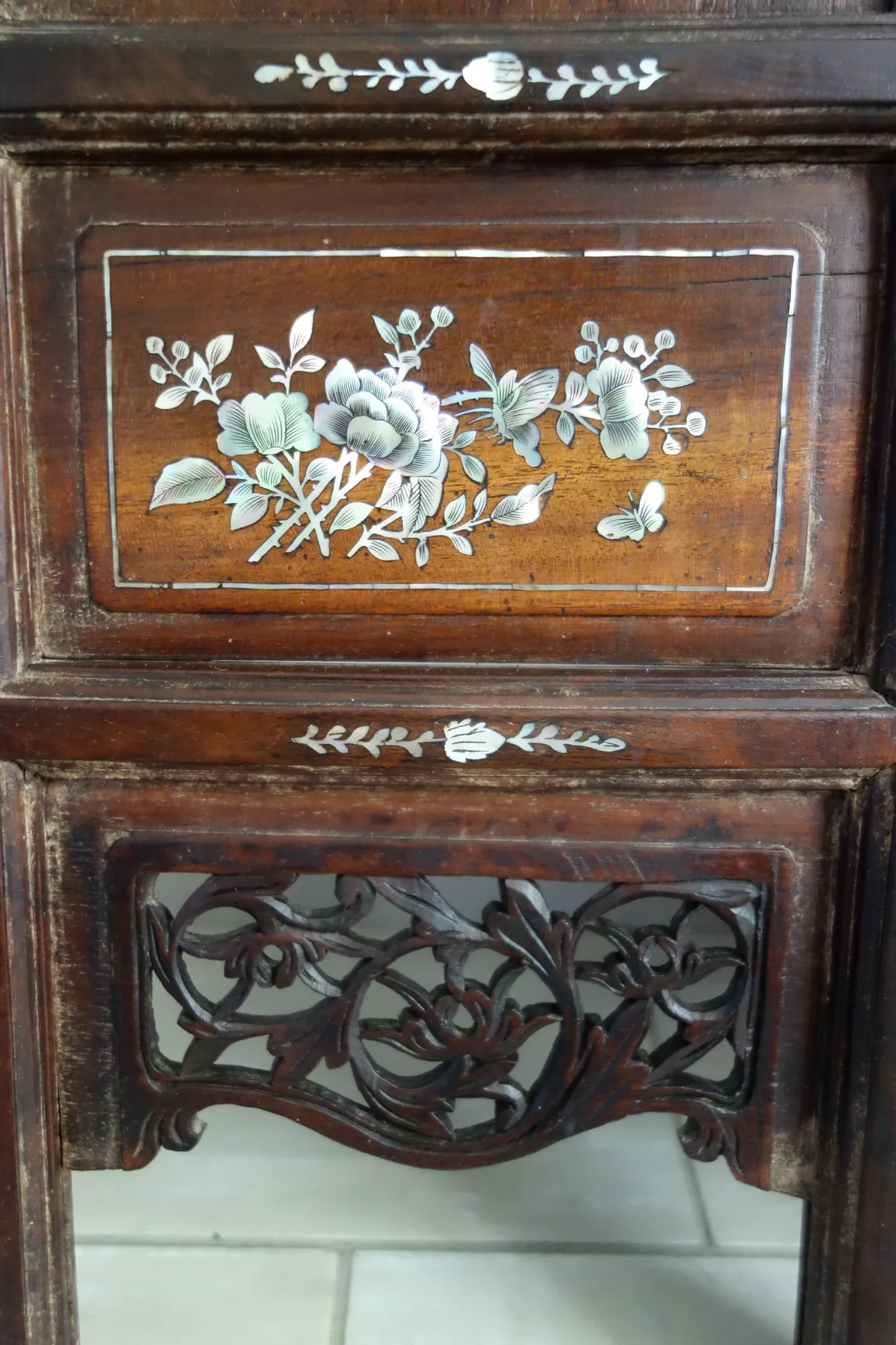 Asian screen in carved wood and mother-of-pearl marquetry.