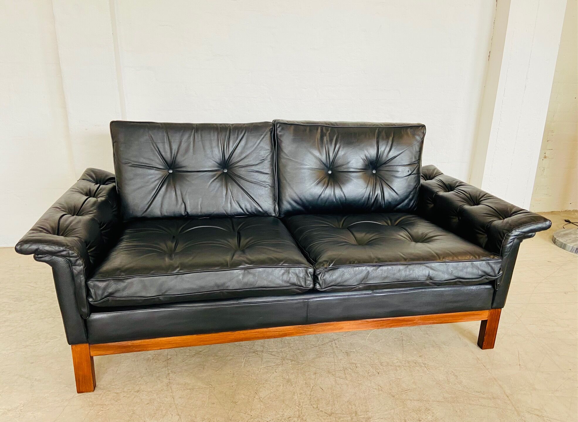 Canapé en cuir noir à boutons vintage scandinave des années 1960, modèle Kardinal, pour 2 personnes.