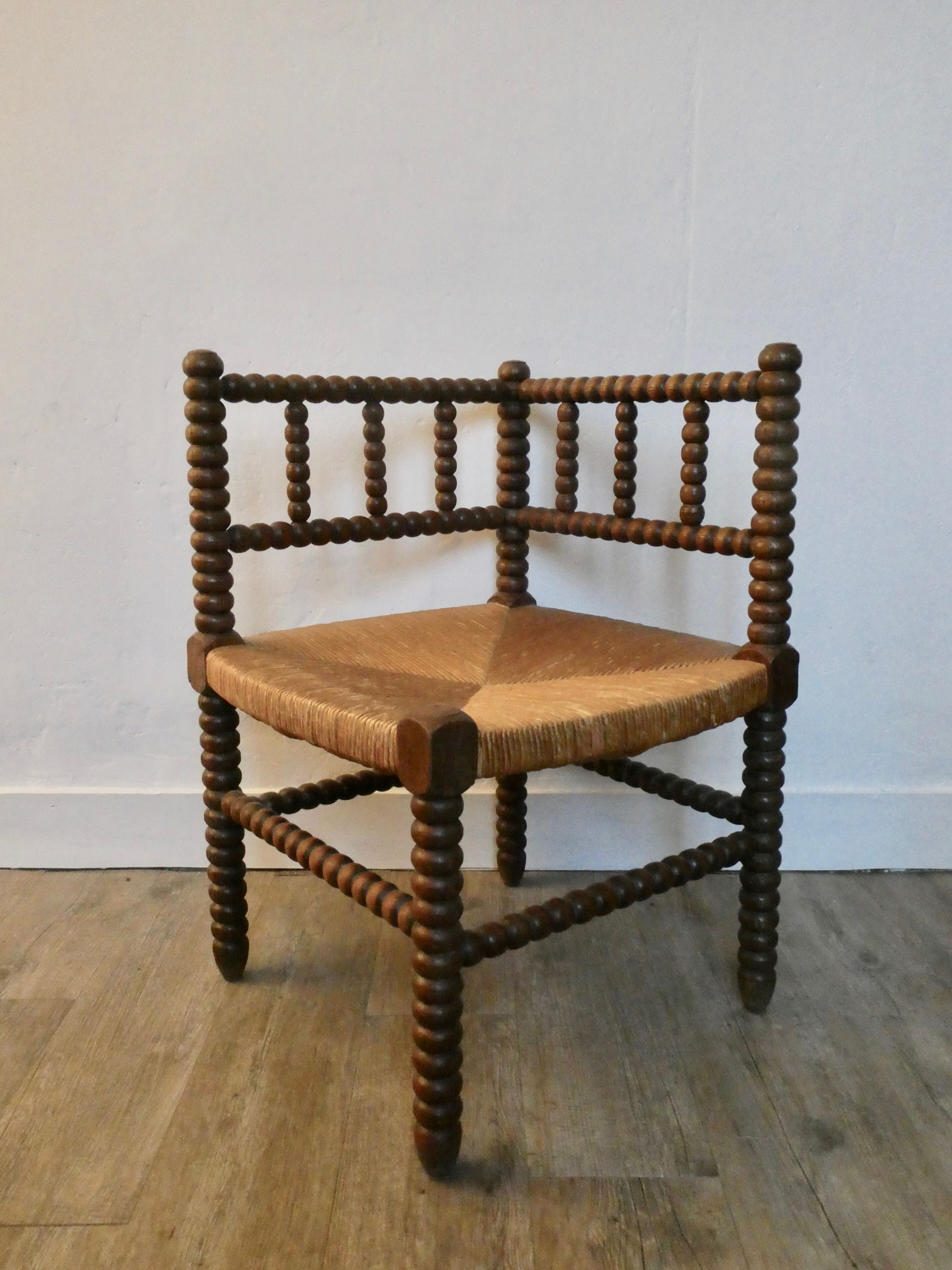 Chaise coin de feu en bois tourné et assise paillée