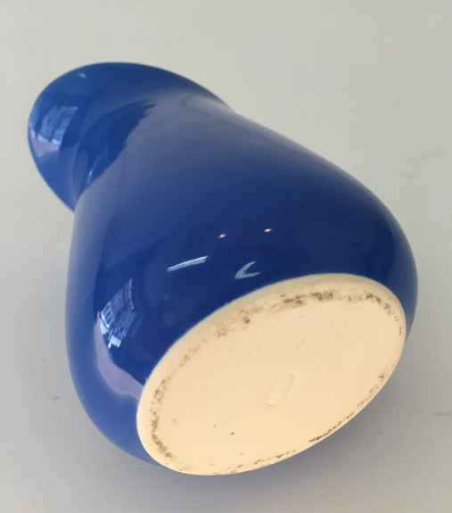 Pichet en céramique bleue