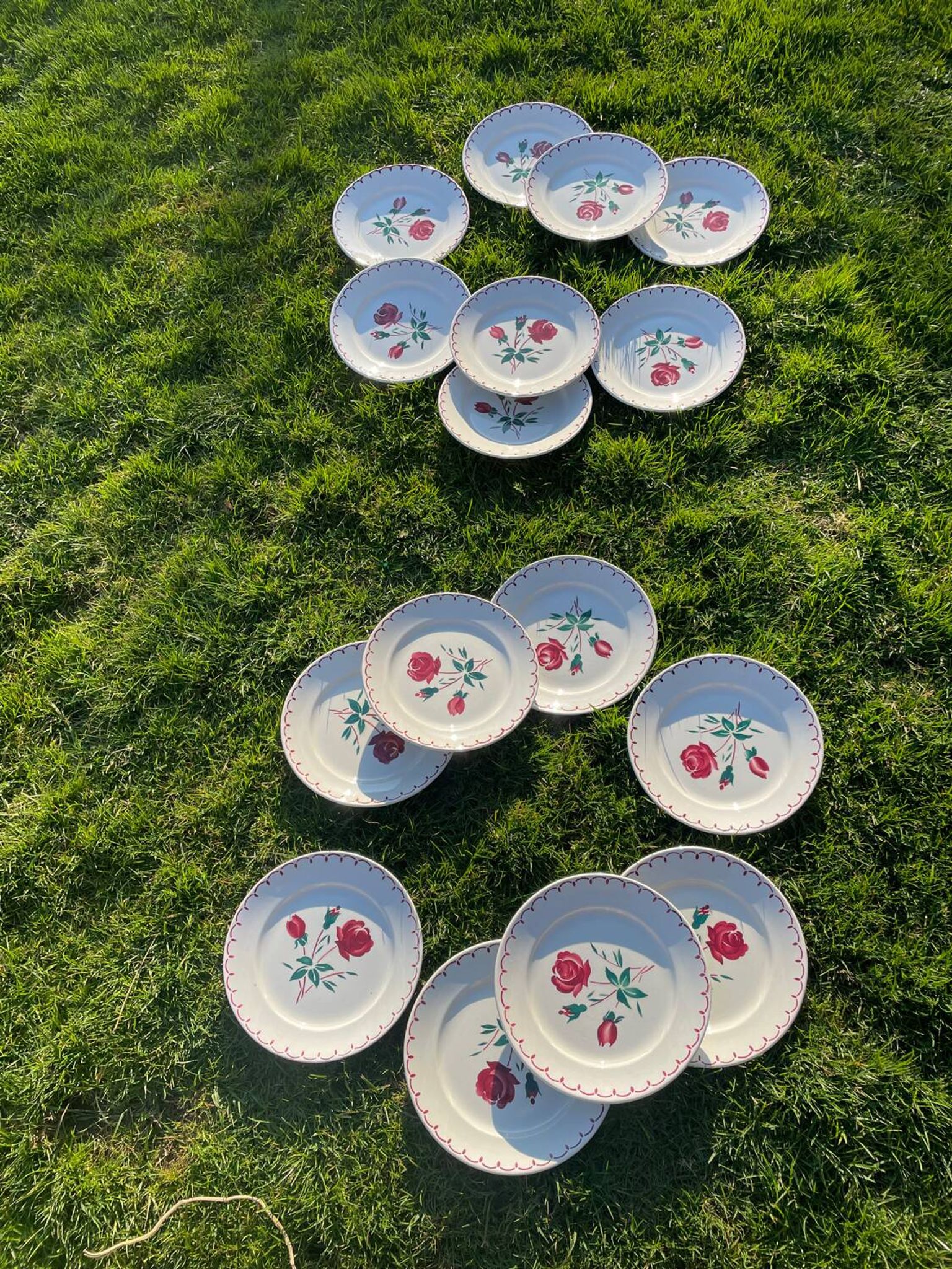 8 assiettes  plates vintage a décor de roses stylisées