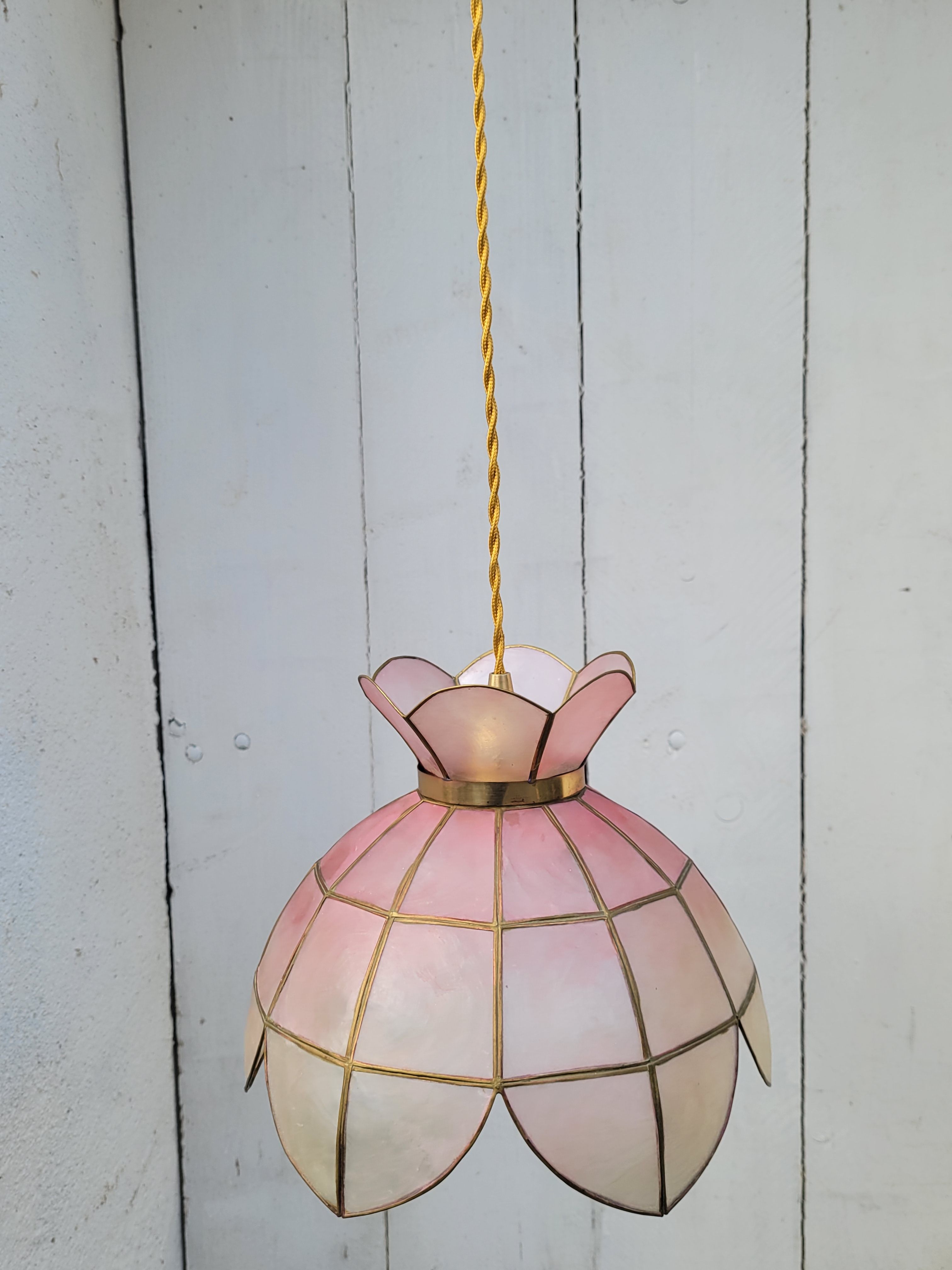 Suspension en laiton et nacre rose