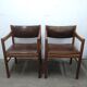2 chaises en bois de cuir