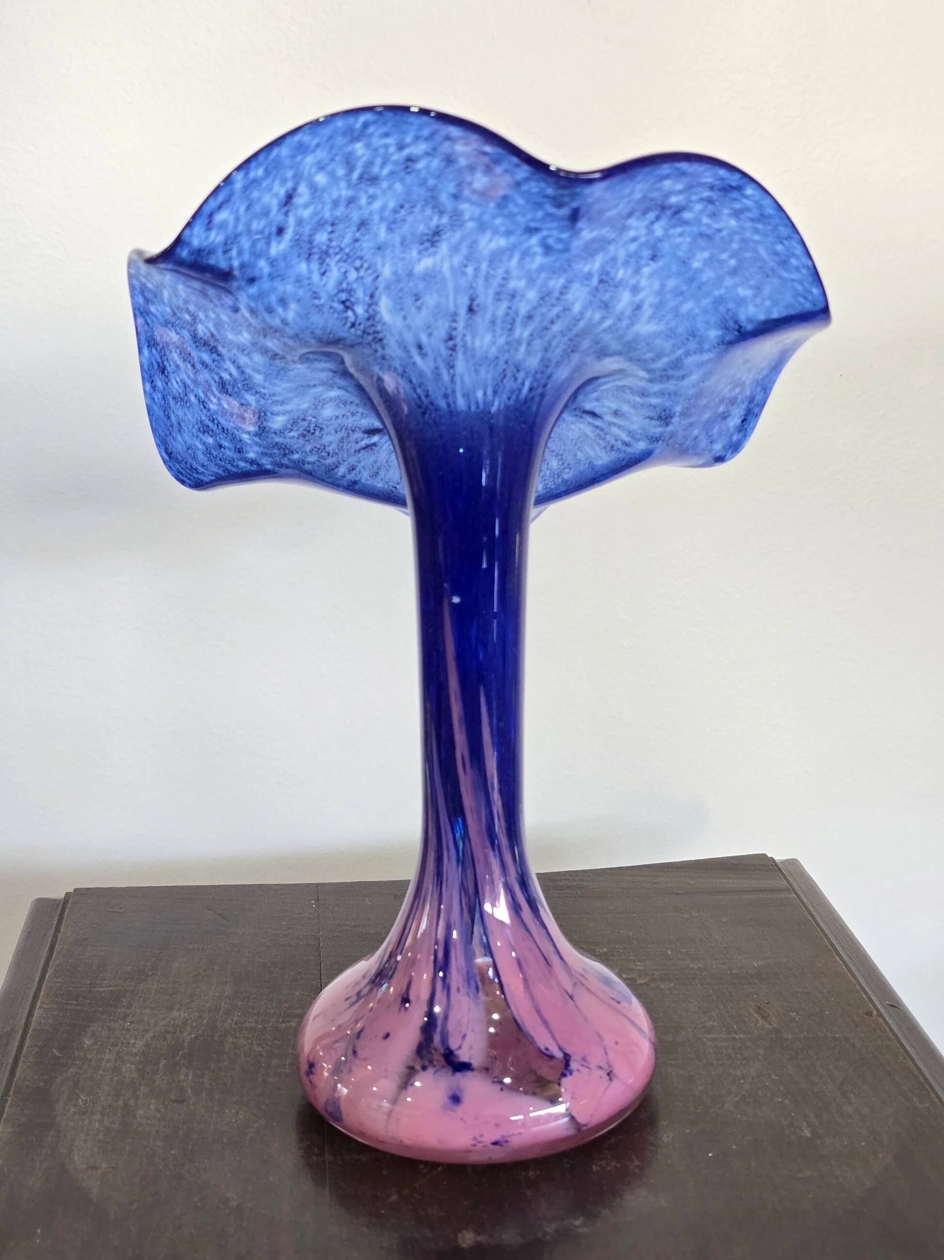 Coupe en verre soufflé La Rochère – Dégradé bleu et rose – Verrerie d’art – H.26 cm