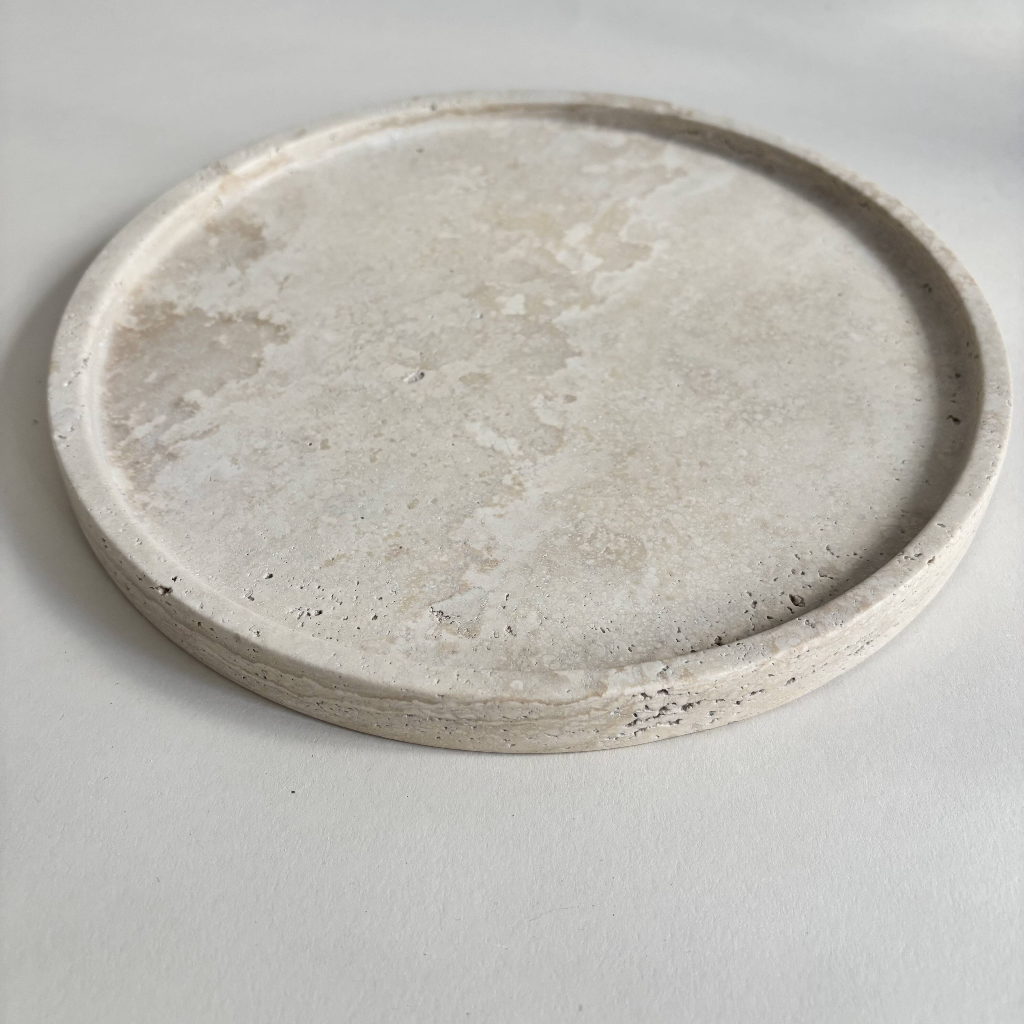 Circular flat travertine pocket emptier