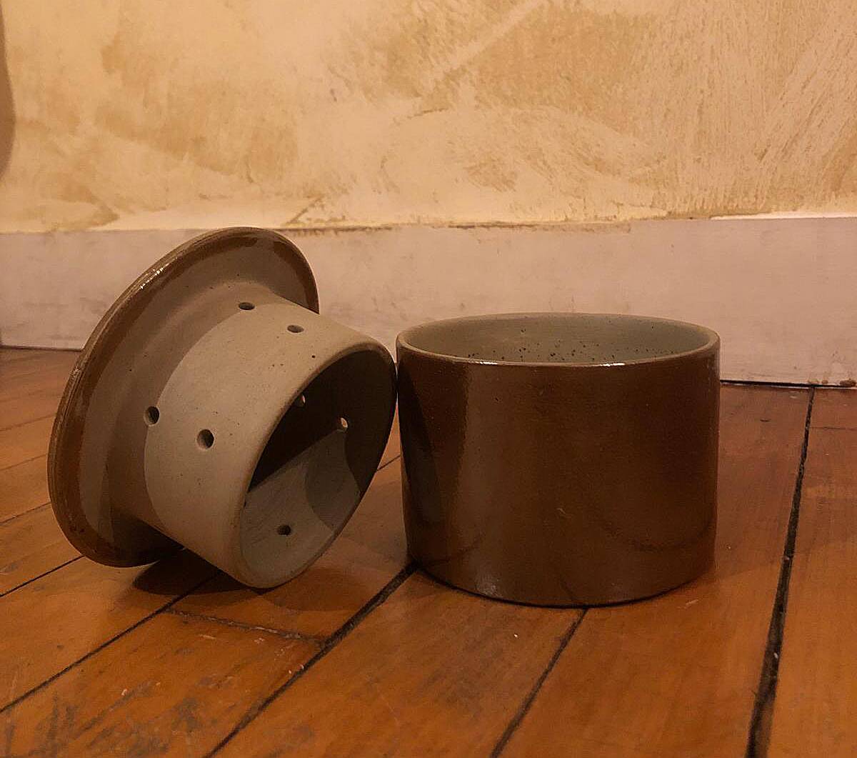 Stoneware butter dish with water reservoir