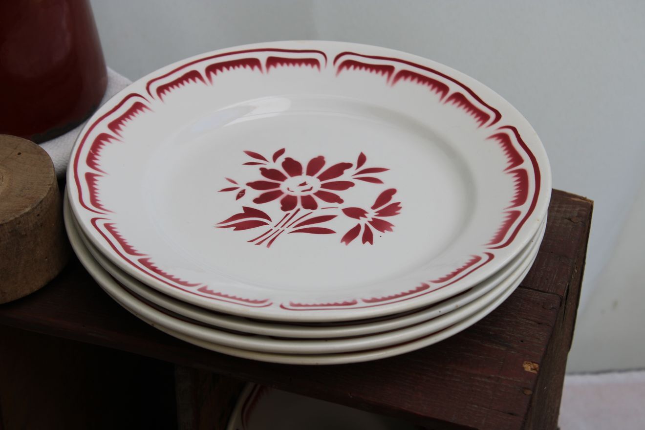 Set of 6 flat ceramic plates