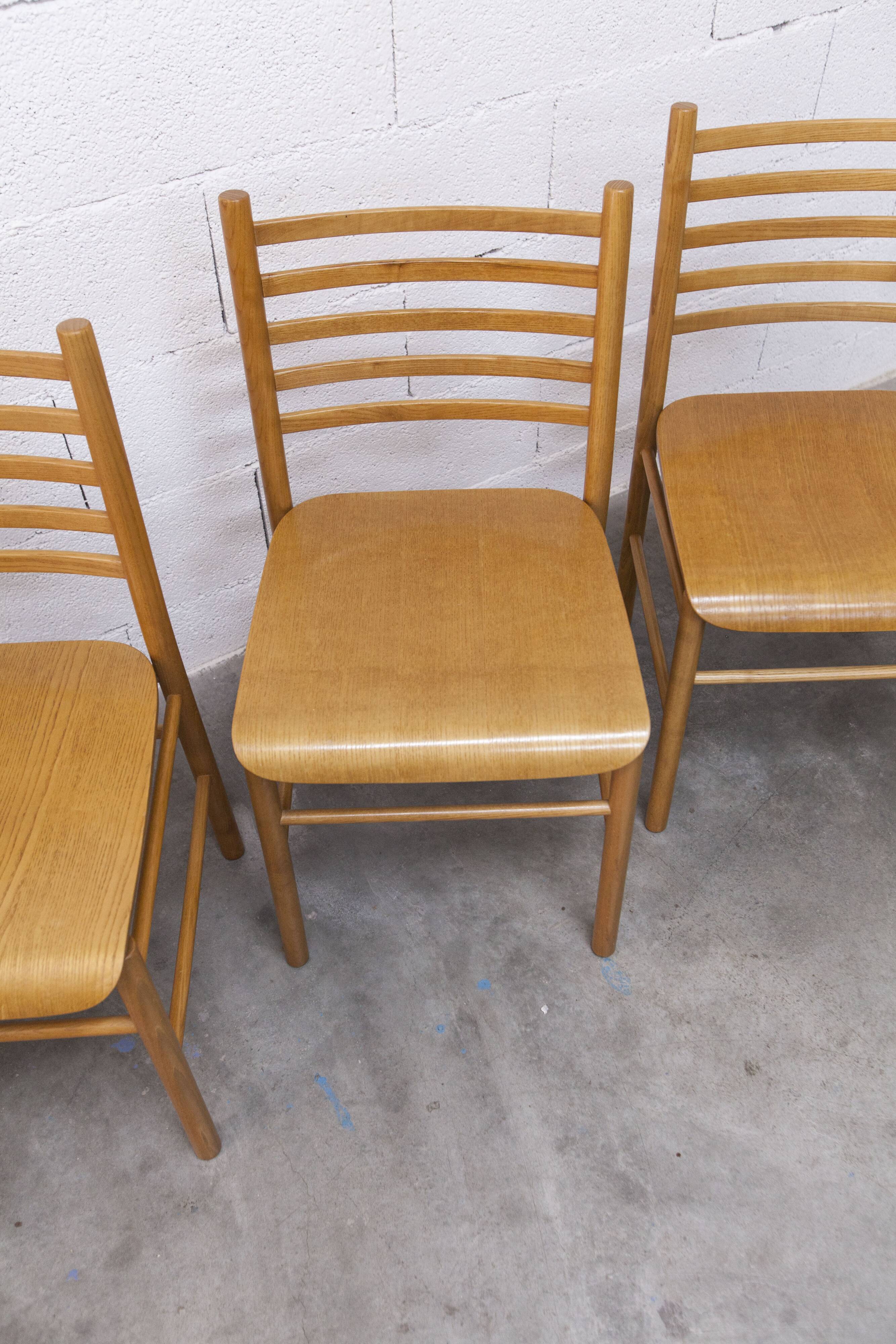 Danish ensemble transformable table 114 cm / 154 + 4 modernist chairs from the 1970s.
