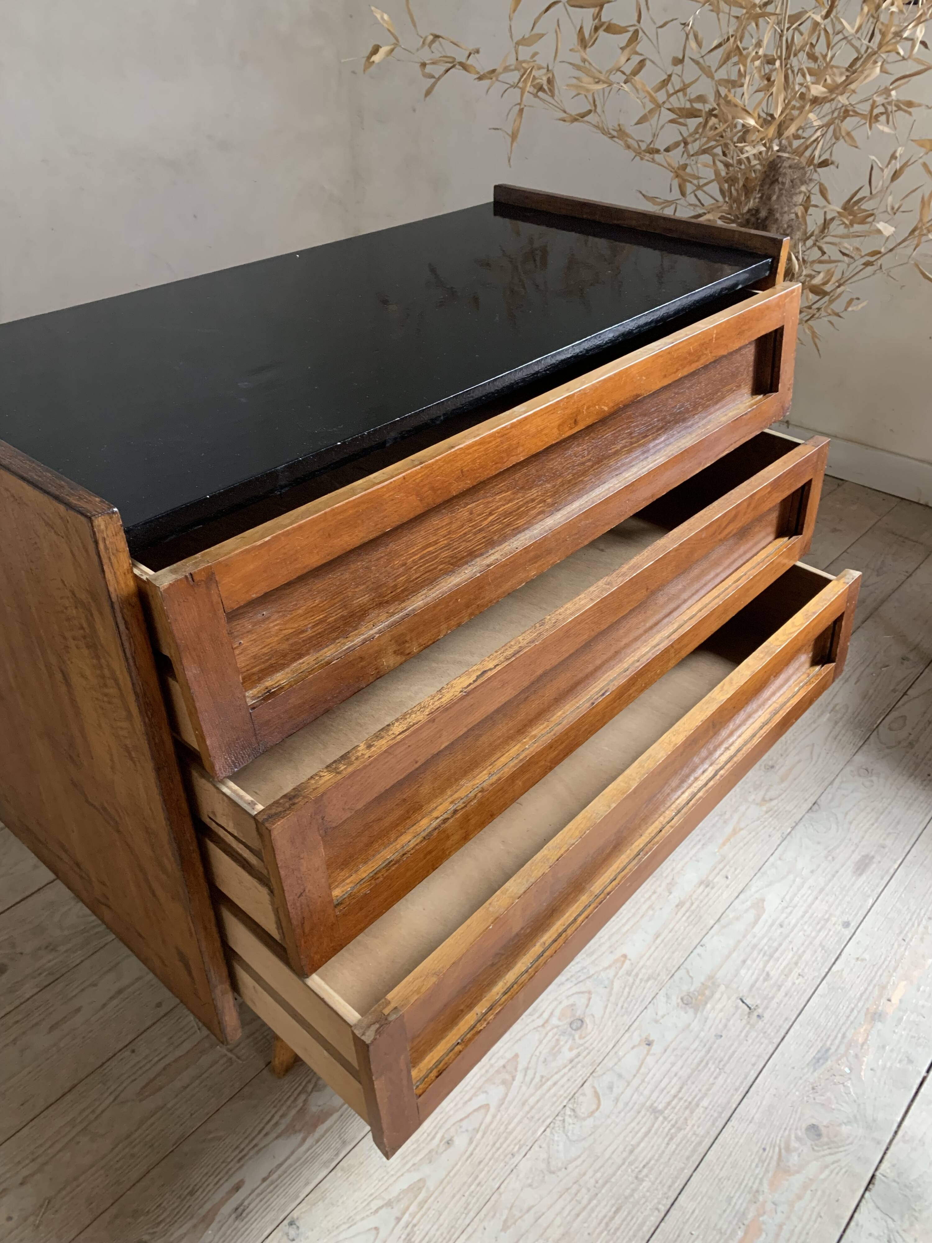 Commode vintage en chêne pieds compas