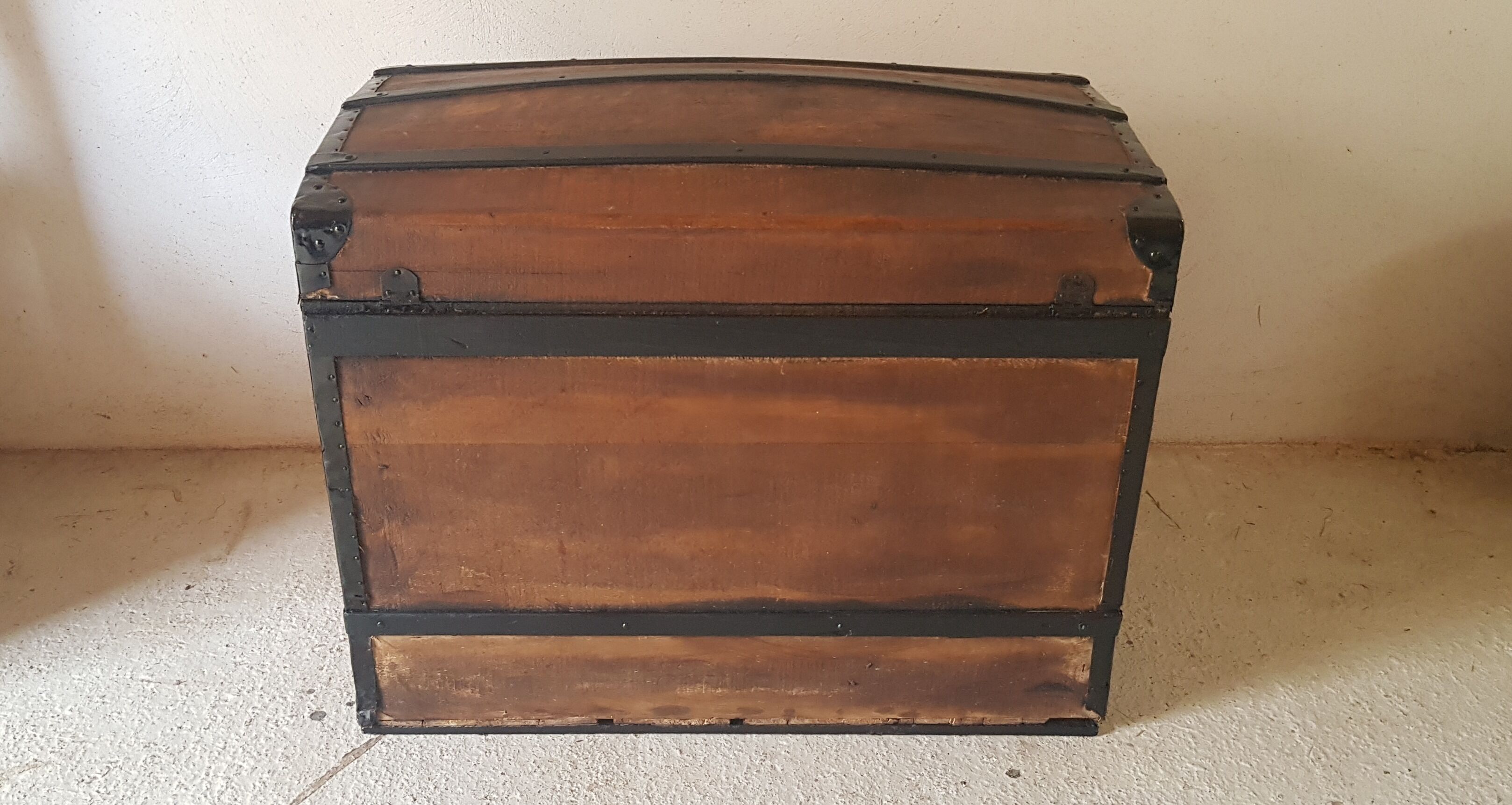 Curved travel trunk