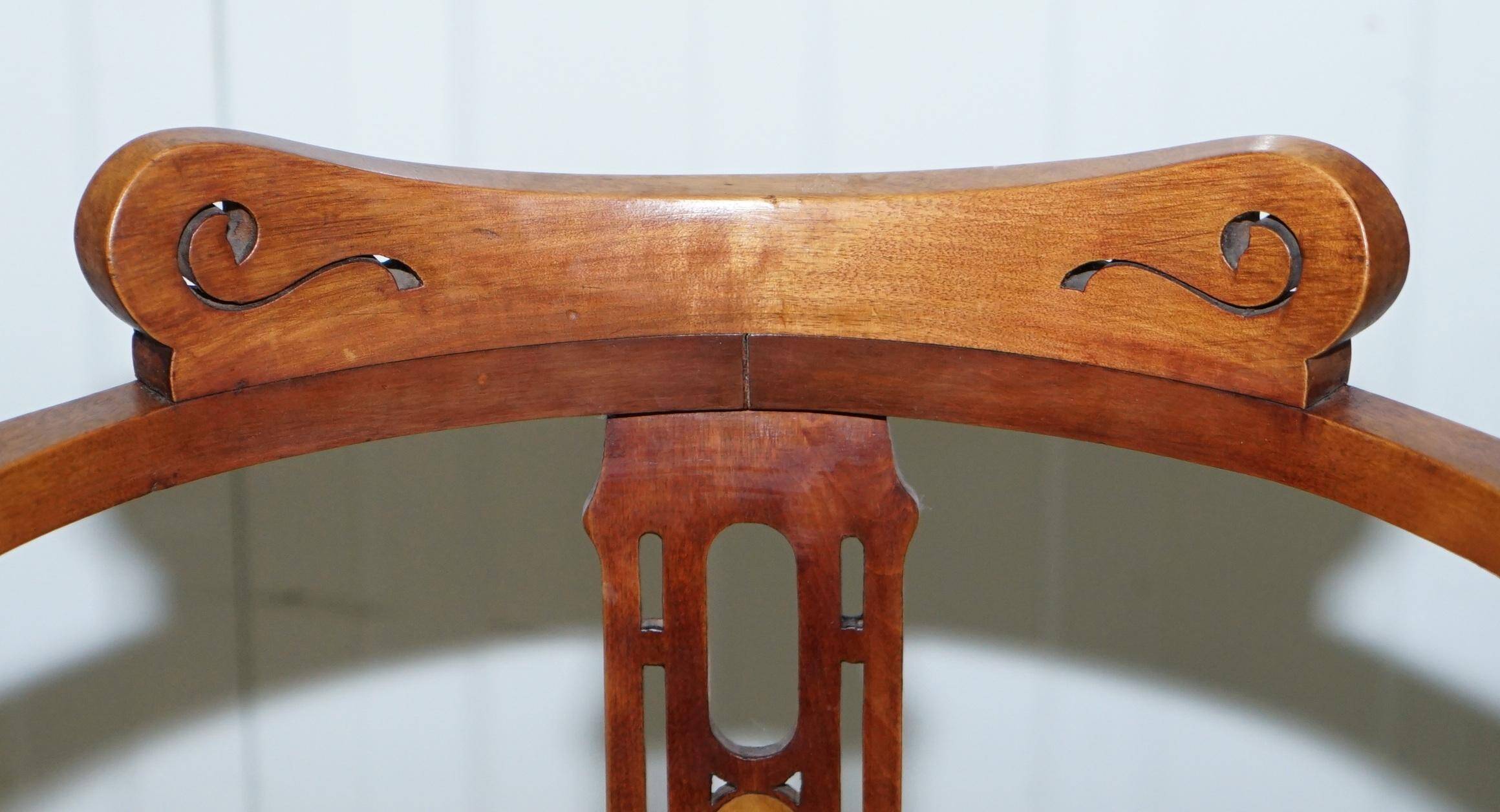 Chaise en noyer Edwardian à dossier courbé avec incrustation de nacre style Arts and Crafts