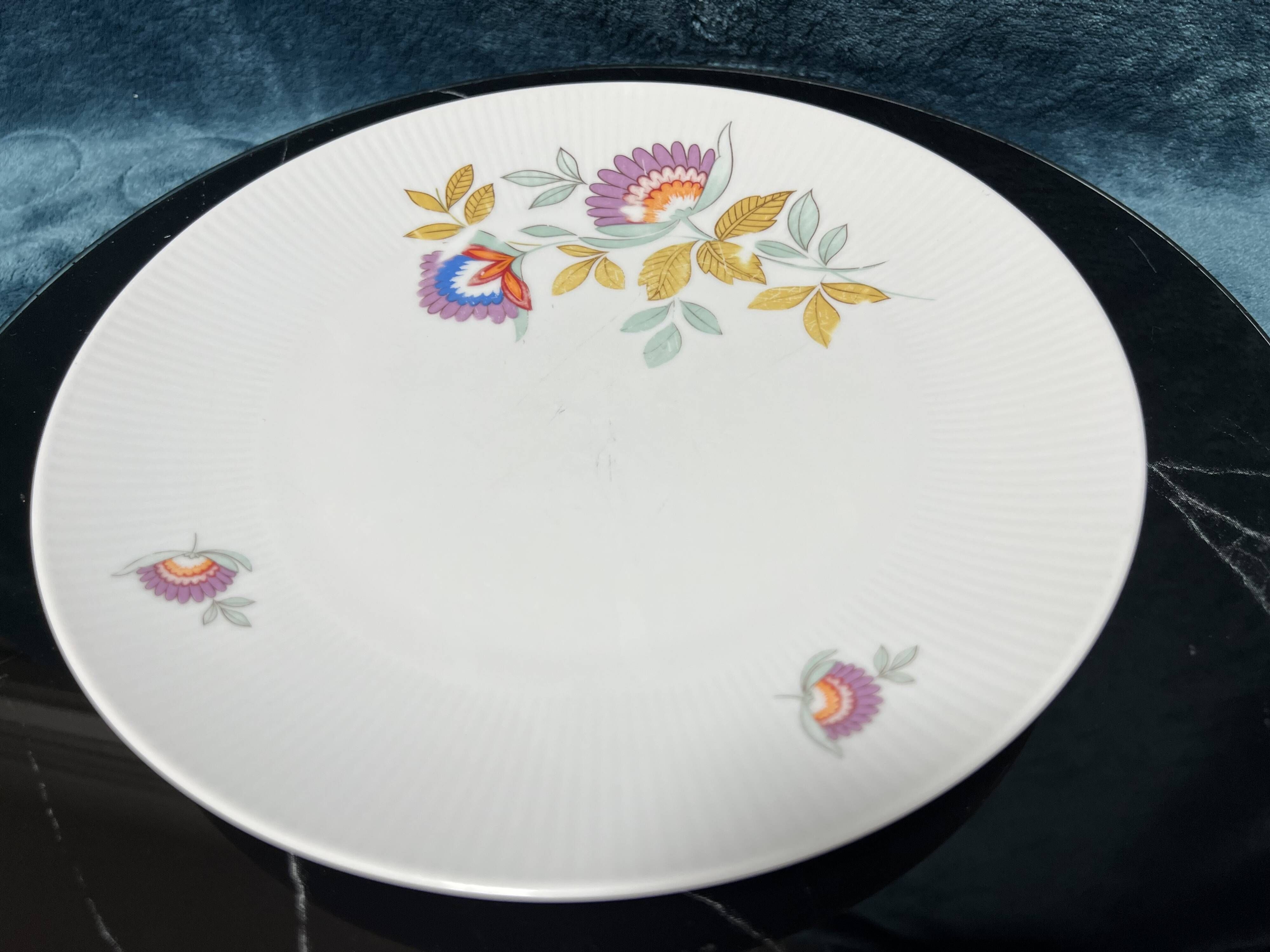 2 flat plates in white porcelain Seltmann Weiden, Bavaria, W. Germany