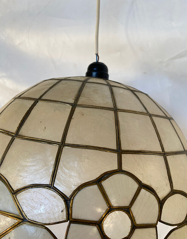 Mother-of-pearl suspensions