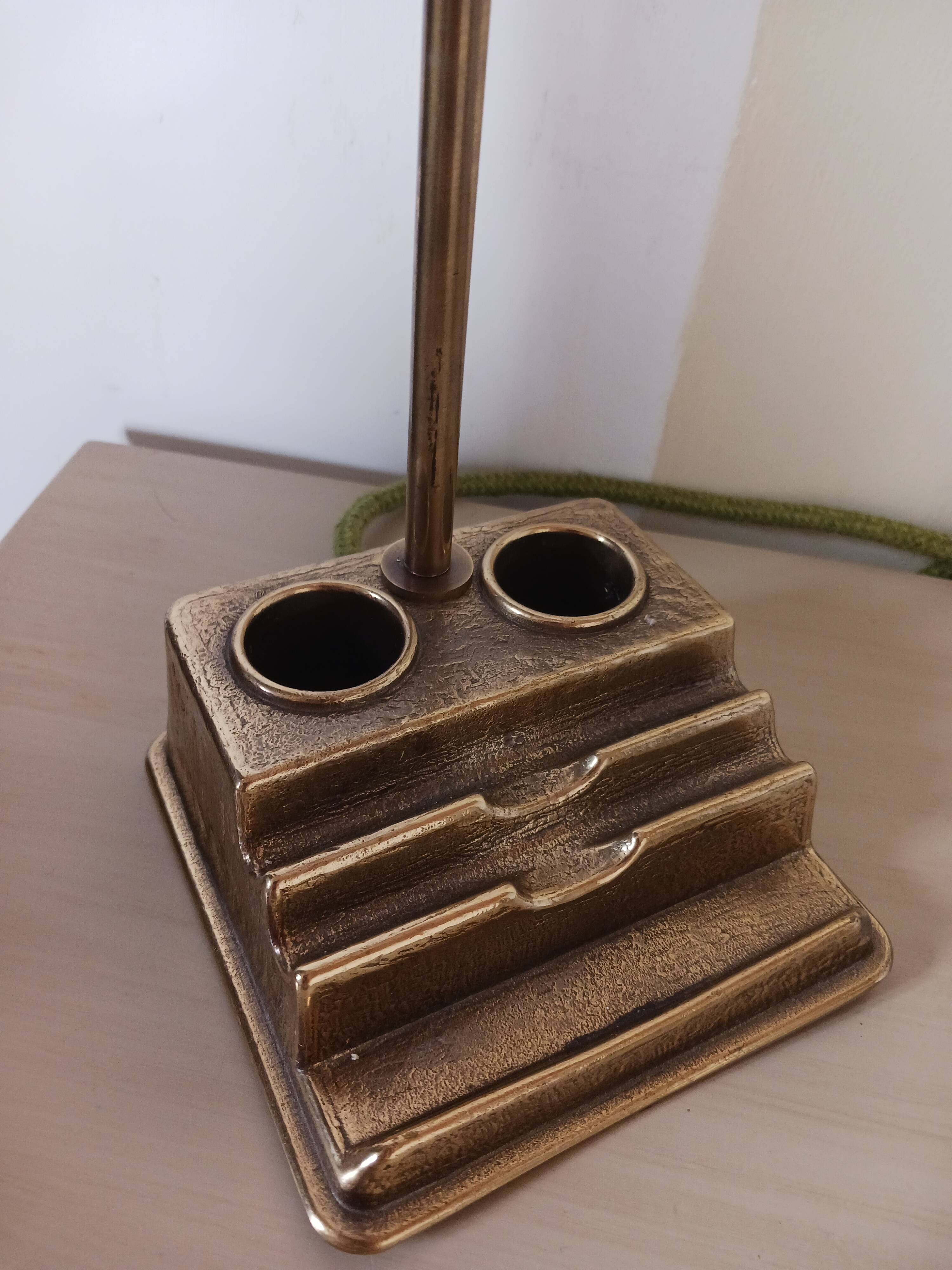 Lampe ancienne, de bureau , en opaline et laiton doré .