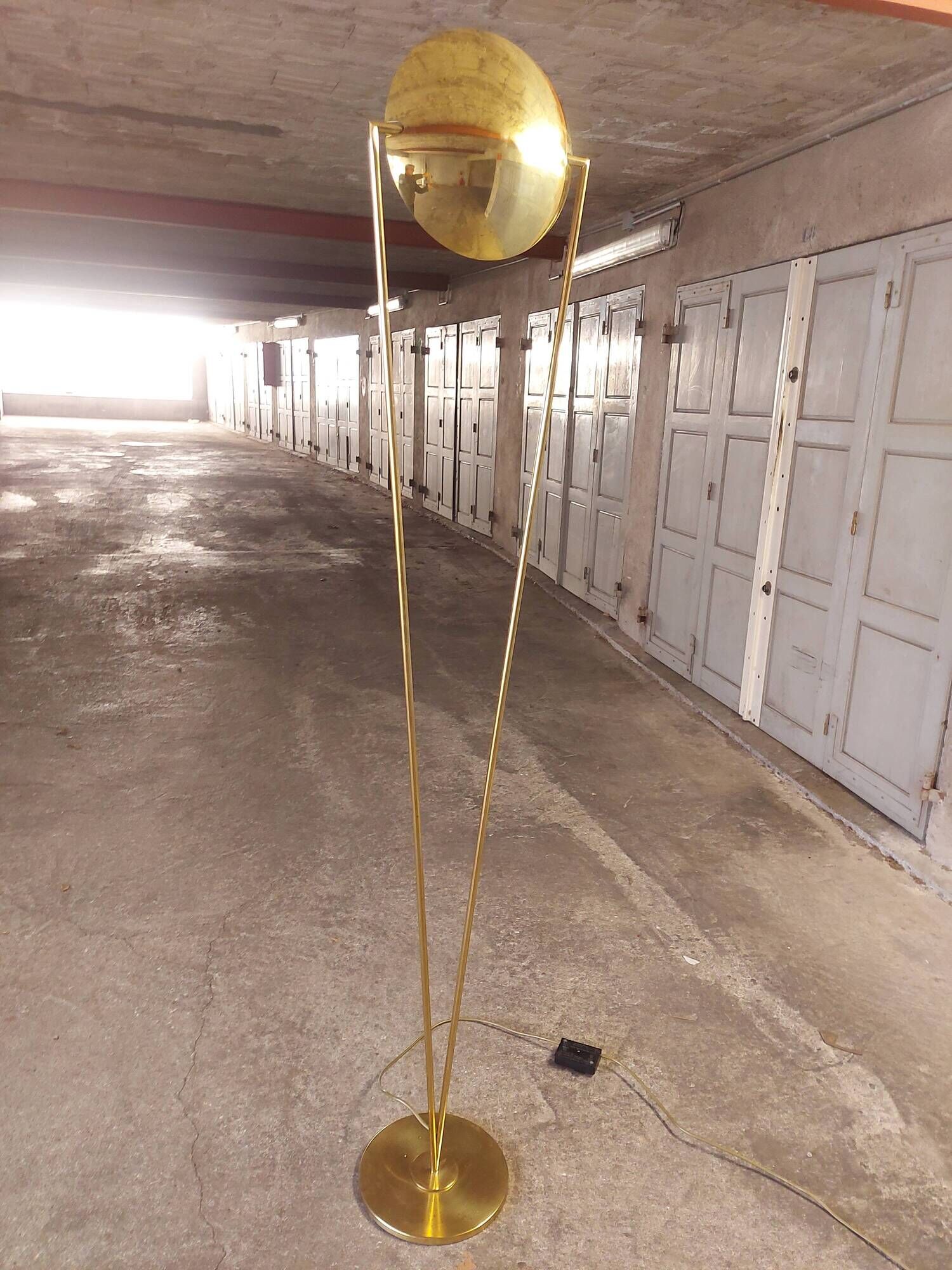Victory brass floor lamp from the 80's, design studio Artof for Lumen