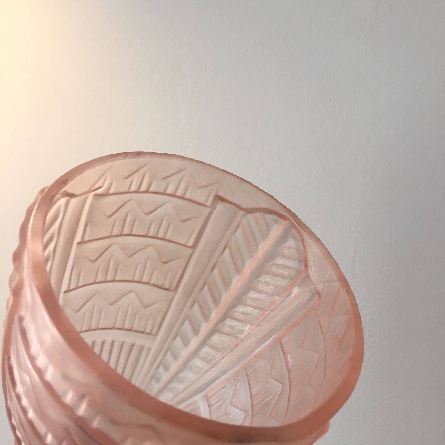 Art Deco suspension in pink moulded glass