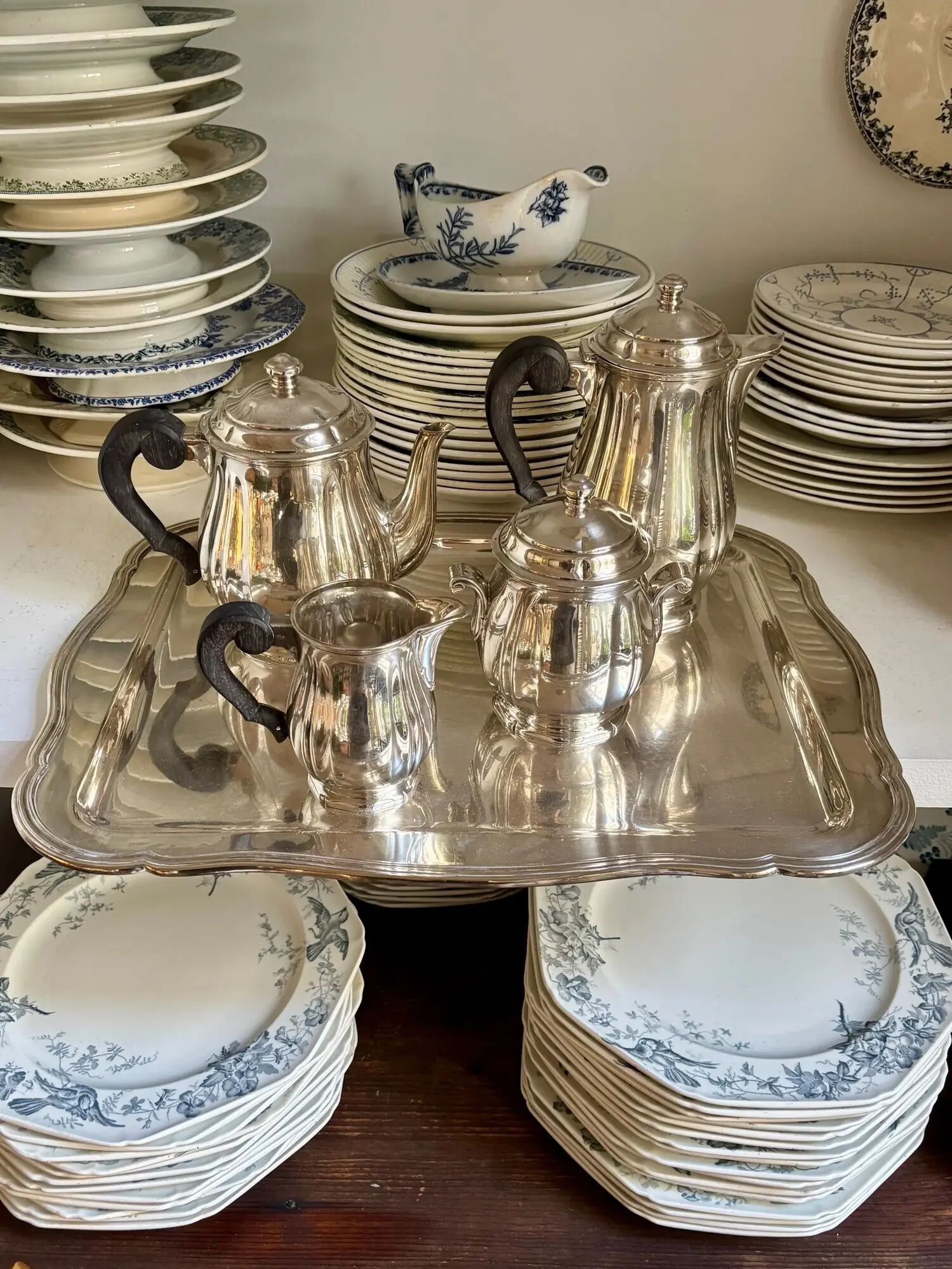 Ercuis 5-piece tea and coffee service in silver-plated metal.