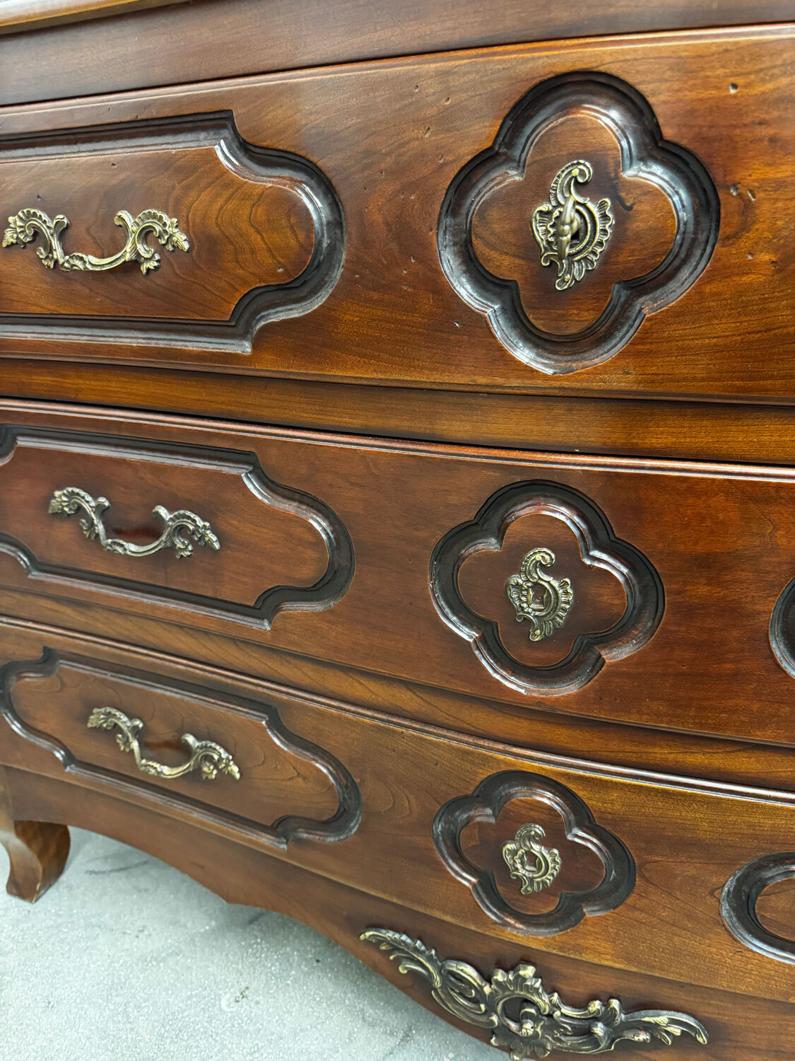 Curved Lyonnaise commode from the Louis XV period in solid walnut, late 1750s.